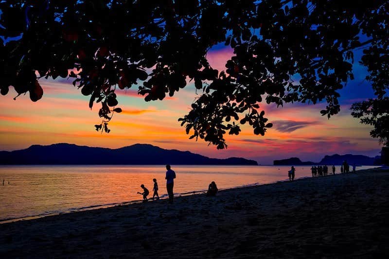 タイ国政府観光庁さんのインスタグラム写真 - (タイ国政府観光庁Instagram)「・﻿ ／⠀﻿ タイでどこ行く❓何する❓⠀﻿ 今週の注目スポットは...🇹🇭✨⠀﻿ ＼⠀﻿ ﻿ 🌟今月のテーマ：アンダマン海﻿ 📍サトゥーン﻿ ﻿ 今週は、海も山も堪能できるサトゥーンに注目👀✨⠀ ﻿ ﻿ 隣国マレーシアと接する、タイ南部の県サトゥーン。タルタオ海洋国立公園を筆頭に、海の美しさはもちろんのこと、離島には手付かずで残された雄大な山々を有しています⛰‼️﻿ ﻿ 注目の観光スポットは「タム・レイ・ステゴドン（ステゴドン海洋洞窟）」。タイ最大の洞窟として知られ、2018年にはタイ初のユネスコ「世界ジオパーク」にも認定されました👏✨カヤックに乗りこんで、約4kmの洞窟を冒険しましょう🚣💨﻿ ﻿ 離島に足を運んで、美しい海の中シュノーケリングなどマリンスポーツを楽しむのもオススメです🐠✨﻿ ﻿ ＜アクセス＞﻿ バンコクから飛行機で約１時間30分✈️﻿ ﻿ #タイ #サトゥーン  #世界ジオパーク #洞窟 #洞窟探検 #タイビーチ #秘境 #こんなタイ知らなかった #もっと知りタイ #旅好きな人と繋がりたい #旅行好きな人と繋がりたい #海外旅行 #thailand #satun #thaibeach #instabeach #thairesort #hiddengems #amazingthailand #thailandtravel #thailandtrip #thai #thaistagram #lovethailand」7月29日 19時02分 - amazingthailandjp