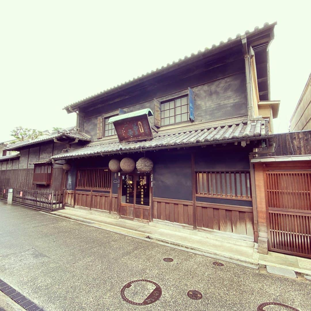 japantripのインスタグラム：「平日のせいか、はじめての閑散とした美観地区 #森田酒造  #kurashiki  #okayama  #unseenjapan #instatrip  #カメラ女子  #カメラ女子旅  #カメラ旅 #tokyocameraclub  #tokyocameragirls  #東京カメラガールズ #japantrip #japantravel #instapic  #kurashiki_japan  #japanheritage  #倉敷市玉島  #unseenjapanphoto  #unseenjapantrip #myfavoriteplace  #myfavorite  #クラシキブンカ  #unseenjapan  #japantravel  #japanarchitecture  #instatrip  #日本建築 #artlovers #japan_daytime_view  #photo_travelers #photo_shorttrip」