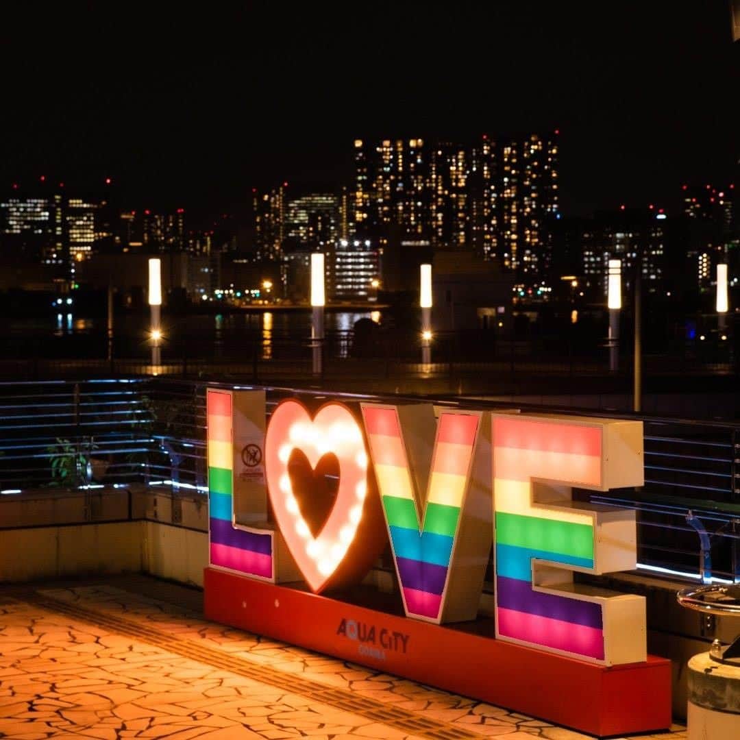アクアシティお台場/AQUA CiTY ODAIBAさんのインスタグラム写真 - (アクアシティお台場/AQUA CiTY ODAIBAInstagram)「・ 【お台場映えスポット】 ・ ビビッドに輝く、夜のLOVE。ブルーのレインボーブリッジと女神、そして東京湾の向こうに瞬くビル群と。今だけのお台場夜景をおすそ分け。 ・ #アクアシティお台場 #love #ラブ #イルミネーション #フォトスポット #映えスポット #レインボーブリッジ #raibowbridge #東京タワー #tokyotower #自由の女神 #thestatueofliberty #風景 #お台場風景 #お台場絶景 #お台場スポット #view #お台場デート #デート #aquacityodaiba #お台場 #アクアシティ #東京リゾー島 #odaiba #aquacity #台場 #daiba #tokyo #japan」7月29日 19時00分 - aquacity_odaiba_official