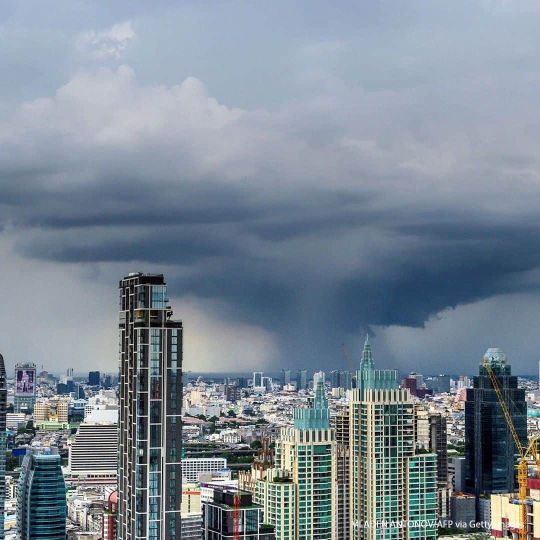 ABC Newsさんのインスタグラム写真 - (ABC NewsInstagram)「A cumulonimbus cloud is seen over Bangkok's skyline. #bangkok #sky #clouds」7月29日 19時00分 - abcnews