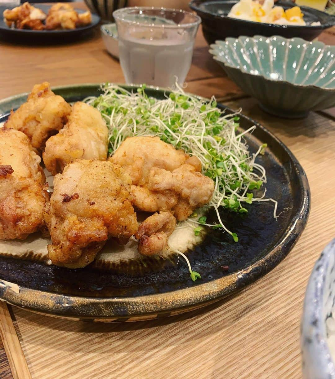 鈴木六夏さんのインスタグラム写真 - (鈴木六夏Instagram)「昨晩😊 かぶとかぶの葉、豆腐油揚げお味噌汁。 唐揚げは小麦粉でなく米粉で揚げてます。ポテトサラダはゆで卵mix。  中学からの友人が遊びに来てくれて 久しぶりにゆっくり話せた夜ご飯。 #おうちごはん　#お味噌汁」7月29日 19時06分 - rikuka.62