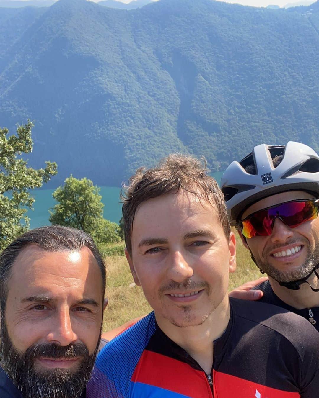 ホルヘ・ロレンソさんのインスタグラム写真 - (ホルヘ・ロレンソInstagram)「Segunda salida outside del año 🚴‍♂️  @tony_arbolino @metodoivanlopezworkout @robyrolfo @niccolocanepa @marcocolandrea10 os esperamos 💪  #teamlugano #montebre」7月29日 19時09分 - jorgelorenzo99