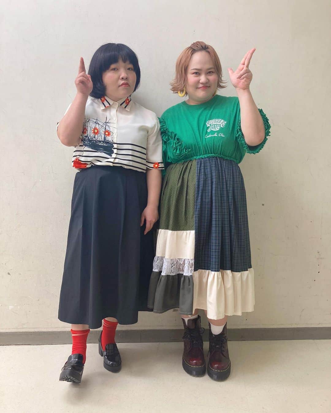 おかずクラブのインスタグラム：「#オルガン坂生徒会　👚👗👠 こんにちは〜 スタイリストのAyumiです！ 今日のオルガン坂生徒会の衣裳です！  オカリナ⭕️ 花柄マリンブラウス👉🏻下北沢で買った 黒スカート👉🏻GU その他👉🏻スタイリスト私物 本人いわく、髪も伸びたのもあって、国語の先生みたいだね。と言っておりましたw  ゆいP⭕️ Tシャツリメイクワンピース👉🏻amatunal @amatunal_shop  ブーツ👉🏻Dr.martens @drmartens_japan  その他👉🏻スタイリスト私物 今までは、ウエストが絞られたタイプのワンピースはあまり選ばなかったのですが(大きく見えてしまうので…)、最近はウエスト位置もはっきり出てきたので、ウエストがゴムで切り替えになってるワンピースをチョイスしました。 こうやって見ると、だいぶオカリナさんとサイズ感近くなって来ましたね〜 Styled by @ayumiii_2019   #おかずクラブ #okazugram」