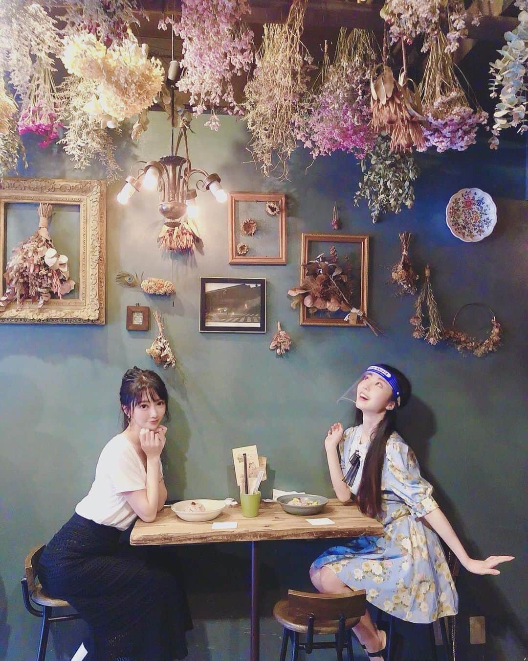 山村ゆりかさんのインスタグラム写真 - (山村ゆりかInstagram)「まいりとかわいいお店に行ってきたよ🍴💓 最後の写真なんかシュールw これもコロナの思い出🤗 . . . #カフェ #cafe #café #かわいい #kawaii #japan #japanese #ikebukuro #faceshield」7月29日 19時19分 - rika_m_1221