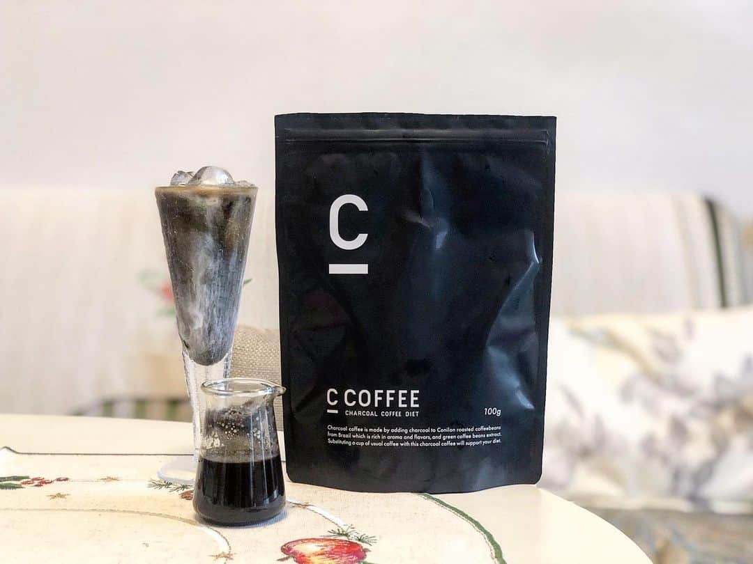 能美黎子さんのインスタグラム写真 - (能美黎子Instagram)「・ コロナ太りをしていたけれど 健康的にダイエットの手助けをしてくれたのは ・ チャコールコーヒー 「C_COFFEE @c_coffee_official 」 ・ 3月頃から毎日の朝のコーヒーを 置き換えて飲み始めました。 最近はアイスカフェオレにして飲むのが 私の日課。 ・ ただ置き換えて飲むだけだから ノーストレスでダイエットできました。 何より、美味しいんです。 これ、本当。 だから続けられる。 ・ ✔︎ブラジル産100%のコーヒー豆使用 ✔︎脂質を強力吸着してくれる国産炭「伊那赤松妙炭」配合 ✔︎MCTオイル配合 ・ 運動不足、コロナ太り、食べ過ぎ に悩む方は1度は飲んでもらいたい。 ・ #C_COFFEE#Cコーヒー#チャコールクレンズ#チャコールコーヒー#コロナ太り#ダイエット#無理せずキレイ #コーヒー #美容 #COFFEE#コロナ太りが止まらない #美容好きな人と繋がりたい #おうち時間 #おうちカフェ #おやつタイム #ホッと一息 #コーヒーのある暮らし #コーヒー好きな人と繋がりたい #mtcオイル #美容と健康 #コロナに負けるな#アラサー女子 #カフェオレ #ダイエット方法 #無理しない #無理なくダイエット #2020 #おうちcafe #休日の過ごし方 #コーヒータイム」7月29日 19時11分 - reikonohmi