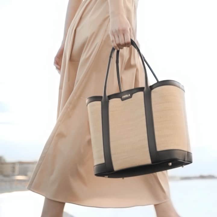 フルラのインスタグラム：「The new Furla Claudia proves that a combination of raphia with leather details is a fast-track to chic. Make it yours. #thefurlasociety #furlafeeling #newcollection #furla #accessories #fashion」