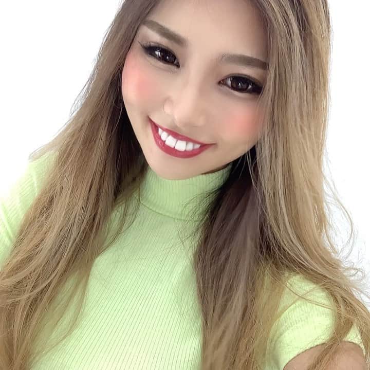 YOCHIのインスタグラム：「撮影終わりの 謎の自撮りムービー🤣💕 動画、基本 “いぇーい”って言っちゃう🙈笑」