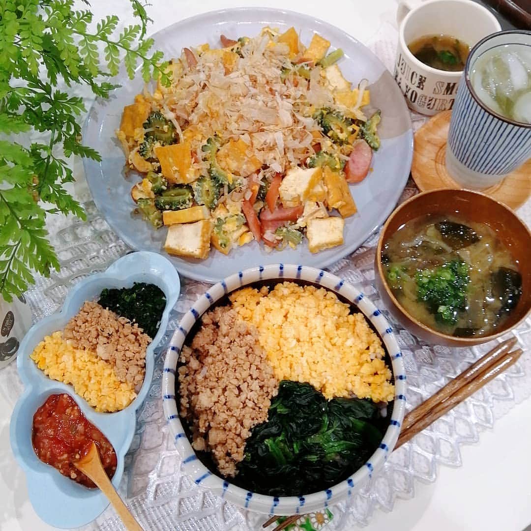 のインスタグラム：「#晩御飯#食費月13000円   3色丼 ゴーヤチャンプルー 茄子のお味噌汁  #離乳食#離乳食後期  3色丼 ミネストローネ ・ 🏘打ち合わせ→美容室→⚽ ゆっくり温泉にも、エステにも行きたい！！ 慌ただしくて夏が乗り気れる気がしない🙄🙄🙄 ・ ・ #晩ごはん#晩ご飯#夕食#夕御飯#夕食#おうちごはん#節約#節約ご飯#晩御飯#デリスタグラム#デリスタグラマー#クッキングラム#ワーママ#大分#instafood#離乳食記録」