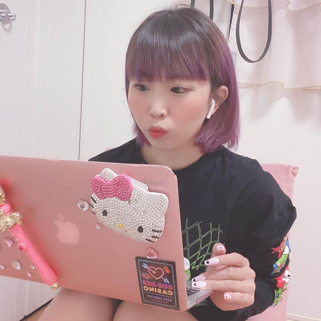 RINGOのインスタグラム：「📝📝📝 まだあんまり外行けないから、、 家でできる英語の勉強始めることにした❗️❗️❗️ • いままでの英語勉強法は ⚫︎中学のとき習ったやつ ⚫︎ディズニームービーを何回も英語で観る ⚫︎飲んでるときのノリ で、なんとかやってたんやけどw • もっとスムーズに話して聞けるようになりたいなーと思って オンライン英会話はじめることにしたよ！！ 応援して🥳🥳🥳✨✨✨ • 飲んでるときだけすんごい喋れる気持ちになるの、あれなんなん🍻 • @nativecamp で、初レッスンの先生は 女の先生でテンションあげてくれて 楽しくできました☺️💖 家でやるとレッスン前誰ともしゃべらへんから声がガラガラwww • • #ネイティブキャンプ #オンライン英会話 #英会話 #英会話レッスン #オンラインレッスン #英会話勉強中 #アメリカ留学 #留学 #海外留学 #留学生活 #語学留学 #留学準備」