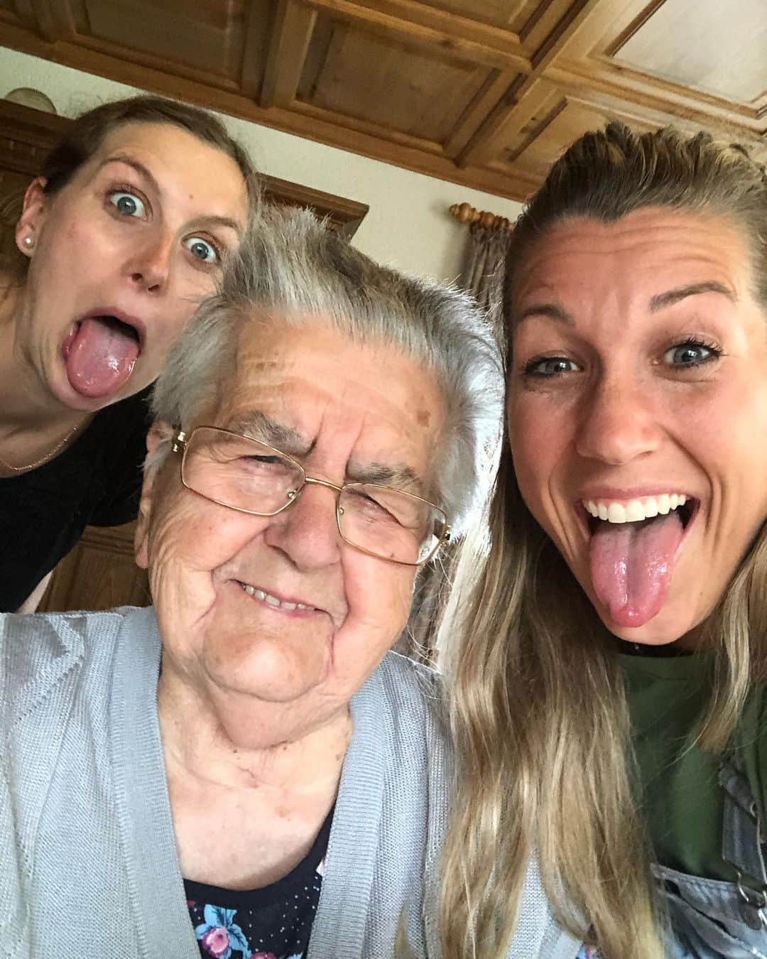 Verena Faisstさんのインスタグラム写真 - (Verena FaisstInstagram)「Wenn die Enkelkinder die Oma besuchen, gibts immer was zu lachen 👅🤡 #omagoesinsta #heimatliebe 🏡」7月29日 19時26分 - vereni2205