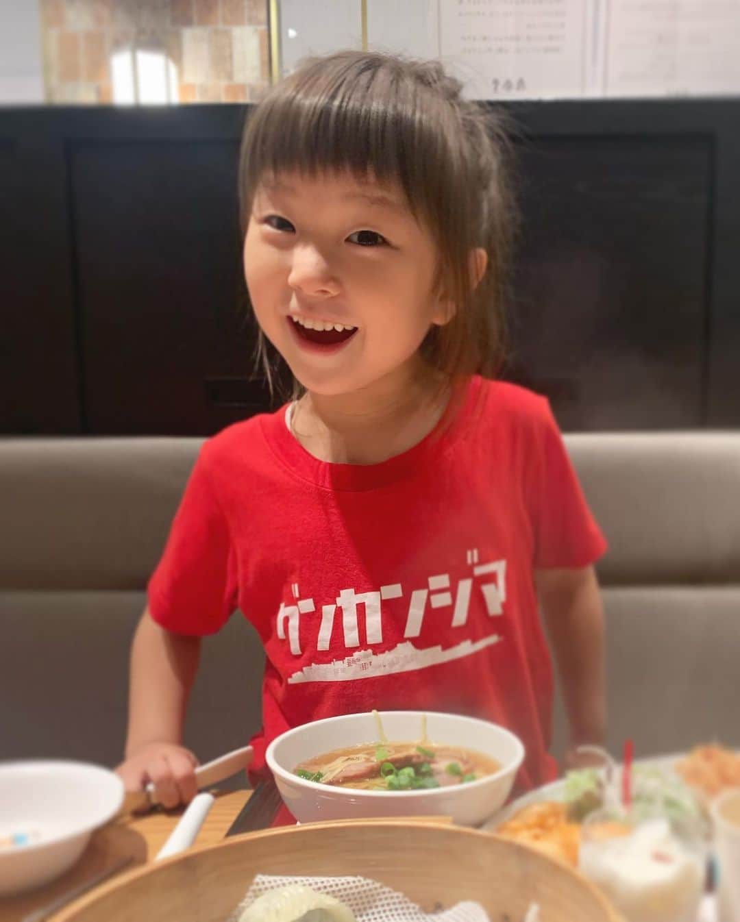 のインスタグラム：「ラーメンには真剣に取り組む。 #ラーメン食べたい #今日のなまこちゃん #5歳0ヶ月」