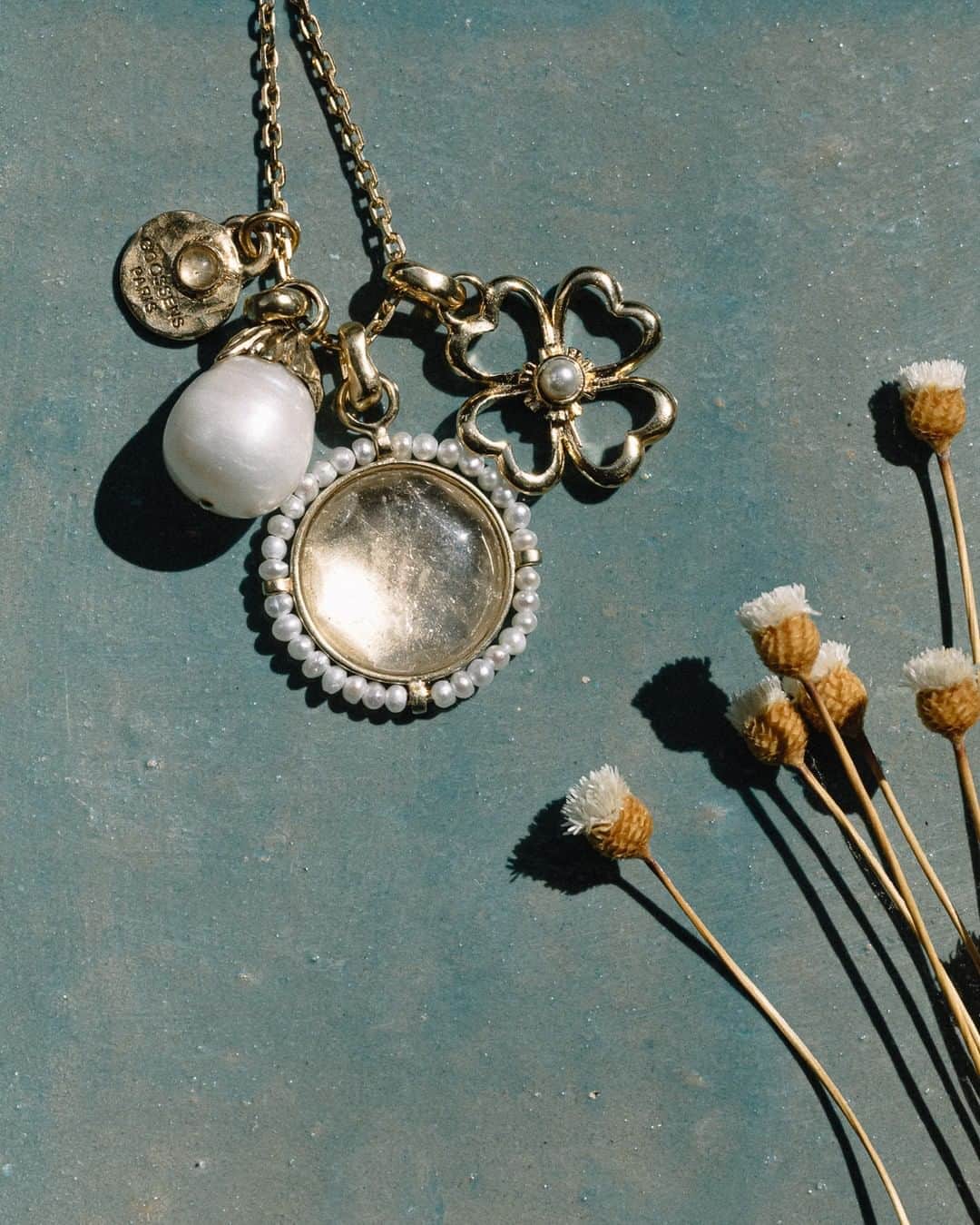 グーセンス パリのインスタグラム：「TALISMAN medallion to mix-and-match. . . #📷 by @alix.marnat」