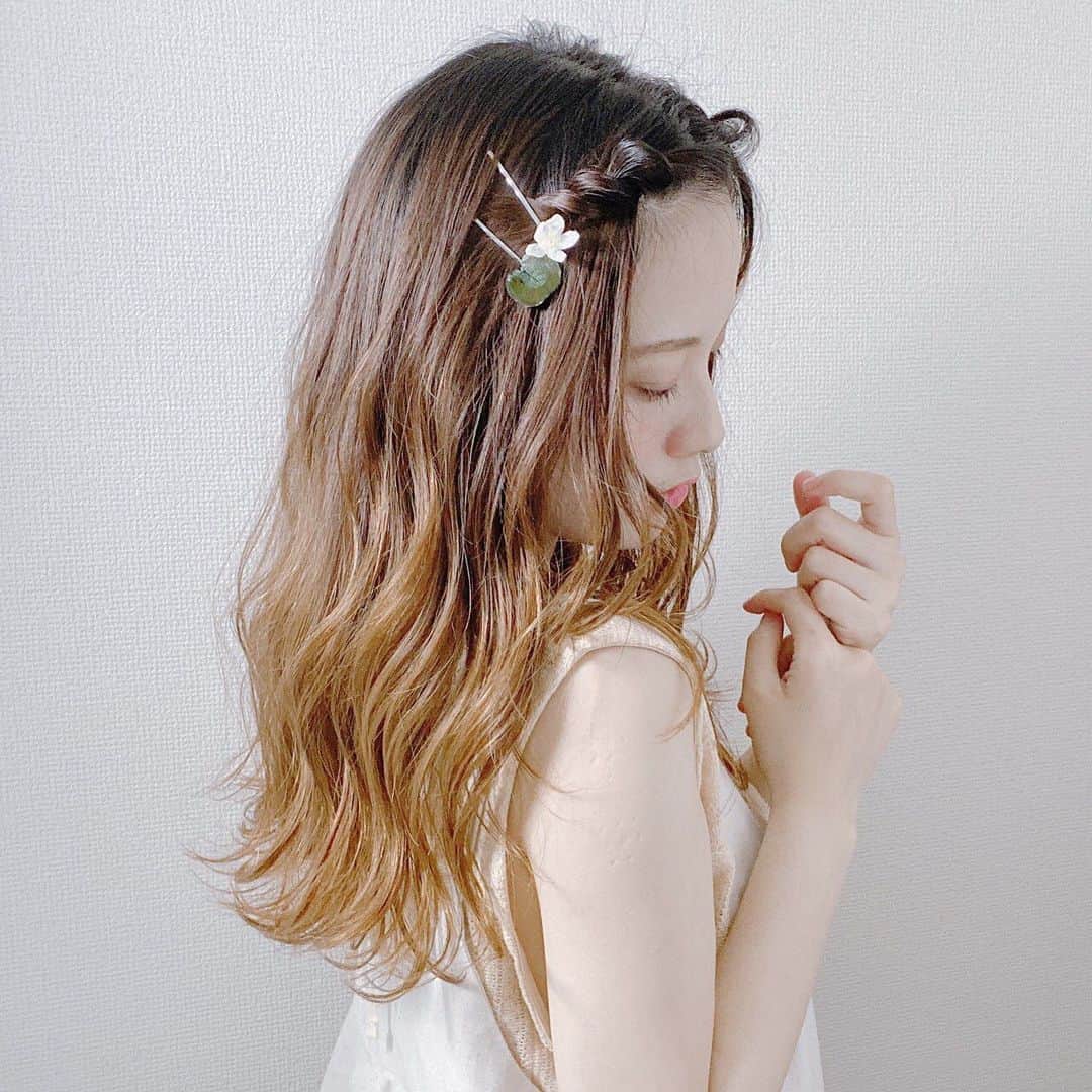 waco⭐️CHACOのインスタグラム：「インスタで人気の @asumi_selfhair さんとヘアアクセサリーを作りました！ ヘアアレンジが上手なasumiさんのアイデア満載のヘアアクセサリーたちです。 日常使いにもとっても可愛いアクセサリーたちはどれもweddingや成人式、などパーティーにもぴったりです。 さくっと使えるピンやポニーフックは本当に使えそうですよ✨ ぜひチェックしてくださいね＾＾  全て受注販売で販売開始は8/1から1週間です！ お届けは約1ヵ月後となります。  受注販売： 8/1 21:00 ~ 8/7 23:59 販売場所： CHACO ONLINE SHOP お届け予定：9月上旬 アンモビュームのヘアピンセット 2300円＋税 ブルースターのヘアピンセット 2300円＋税 ベージュリボンクリップ 3800円＋税 ホワイトリボンクリップ 3800円＋税 ブルースターのコーム 5500円＋税 ポニーフック 3000円＋税」