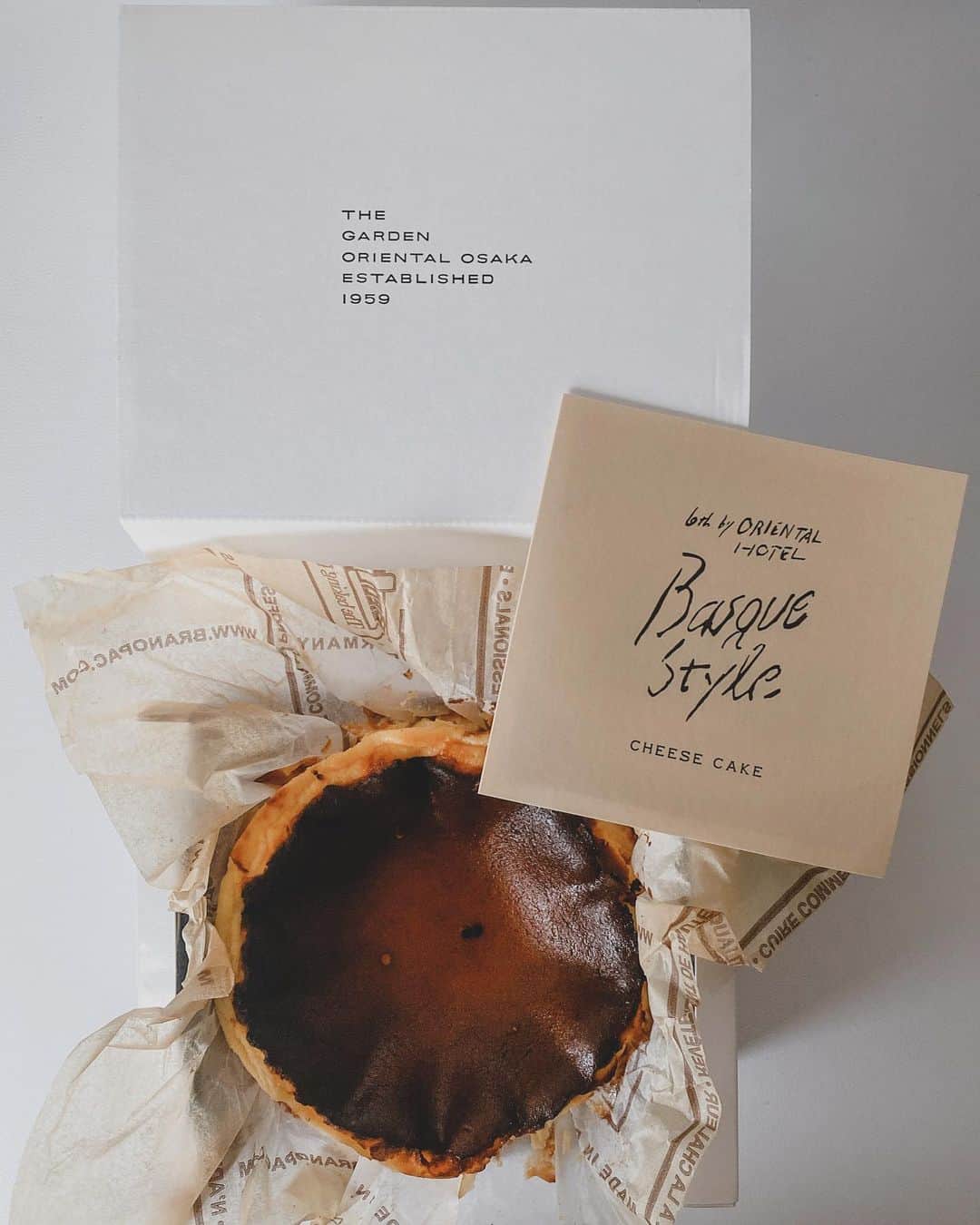 鬼辻麻衣さんのインスタグラム写真 - (鬼辻麻衣Instagram)「@thegardenorientalosaka のバスクチーズケーキをお家で🤤🧀 真ん中がとろっとろで、たまらなく美味しい💛✨  手土産にも喜んでもらえそう🌿👏 #tgoo #thegardenorientalosaka #バスクチーズケーキ」7月29日 19時30分 - kitsumai