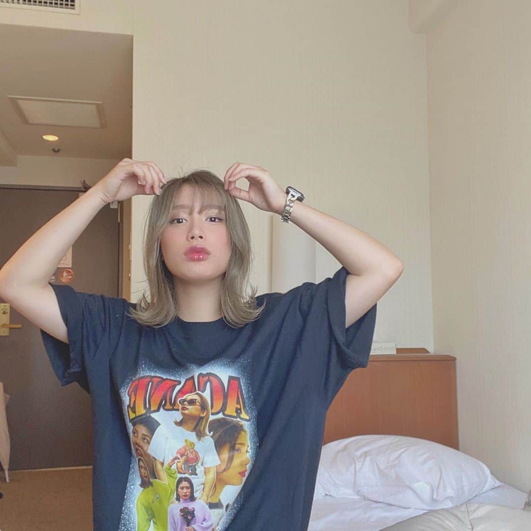 acaneのインスタグラム：「・ acane × NOBOSE コラボTシャツ あかねはXXLをワンピみたいに着てます ・ この前の一日店長 相当楽しかったな〜東京でもやりたいな ・ またコラボTも作りたいな〜🐲🌈🌈」