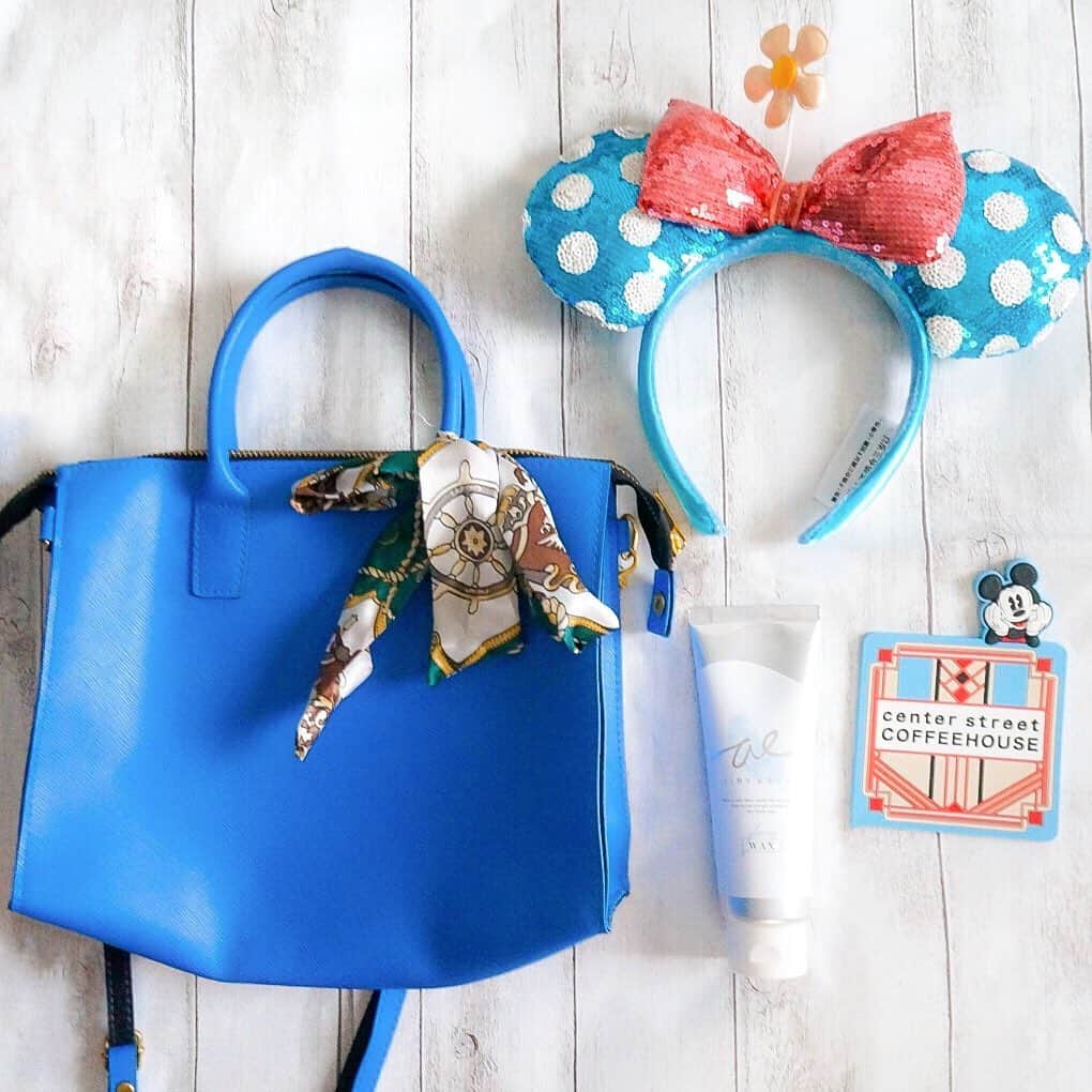 のインスタグラム：「💙🌼💙🌼💙🌼💙🌼💙﻿ ﻿ AIRY&EASY﻿ @airyandeasy_official ﻿ のヘアワックスはまとめ髪にも﻿ ゆる巻きにも使える優れもの🙏﻿ ﻿ 髪切ってから、ふわっとエアリーな﻿ 濡れ髪が作れるスタイリング剤を﻿ 探したからすごくぴったりなの☺️﻿ ﻿ パッケージも可愛いし、持ち歩きしやすい🙆‍♀️﻿ ちっちゃめのバッグにもすっぽり入る💕﻿ ﻿ ほんのりピンクフルーティーの香りがお気に入り😇﻿ ﻿ ＊﻿ ＊﻿ ＊﻿ ﻿ ﻿ #エアリーアンドイージー #airyandeasy #ふわ濡れ髪 #濡れ髪 #ウエットヘア #スタイリング #サロンプロデュース #セルフスタイリング #ヘアワックス #pr #ミディアムヘア #ヘアアレンジ #ゆる巻き #ディズニーグッズ #ディズニー購入品 #スーベニア #ディズニースーベニア #センターストリートコーヒーハウス #スーベニアコースター #disneygoods #disneysouvenir #centerstreetcoffeehouse #disneygram #mediumhair #hairarrange #frayid #るなディズニー」