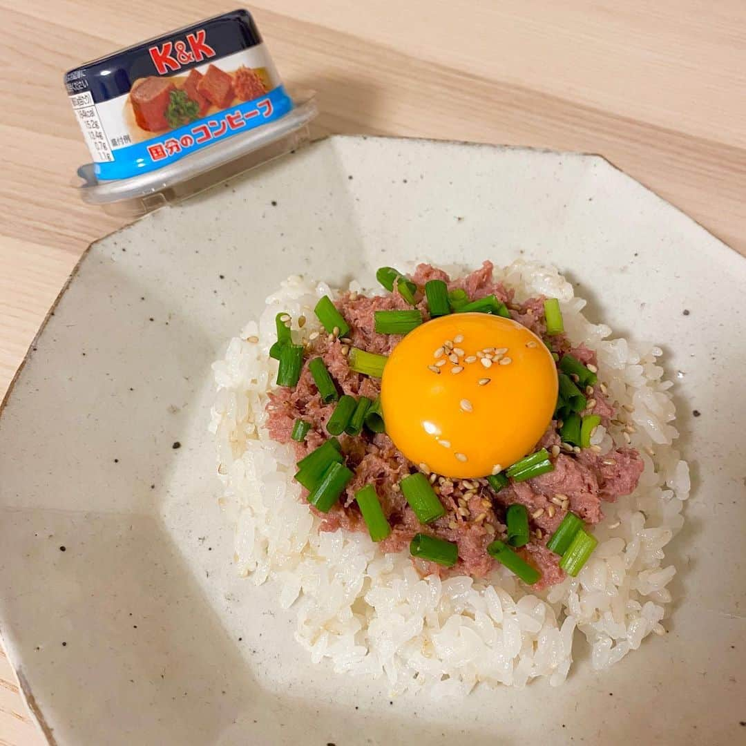 下平夏奈さんのインスタグラム写真 - (下平夏奈Instagram)「今日のランチは 国分のコンビーフを使った コンビーフ丼！  SNSでレシピを見つけて 美味しいと評判だったので 私もつくってみました☆  味付けは、ごま油とお醤油のみ！ コンビーフをレンジでチンして 調味料を混ぜるだけ✨  簡単なのに凄く美味しくて、 卵との相性もバッチリでした！  今度はキムチやアボカドも トッピングしてみようかな〜♩ : : http://www.kokubu.co.jp/brand/kkcornedbeef/ : : #pr #コンビーフ #国分コンビーフ #おうちごはん #自炊記録  #黒毛和牛脂 #アレンジレシピ #丼物 #コンビーフ丼 #ごま油 #醤油 #時短レシピ #簡単レシピ #おつまみレシピ」7月29日 19時33分 - kana0412.sss