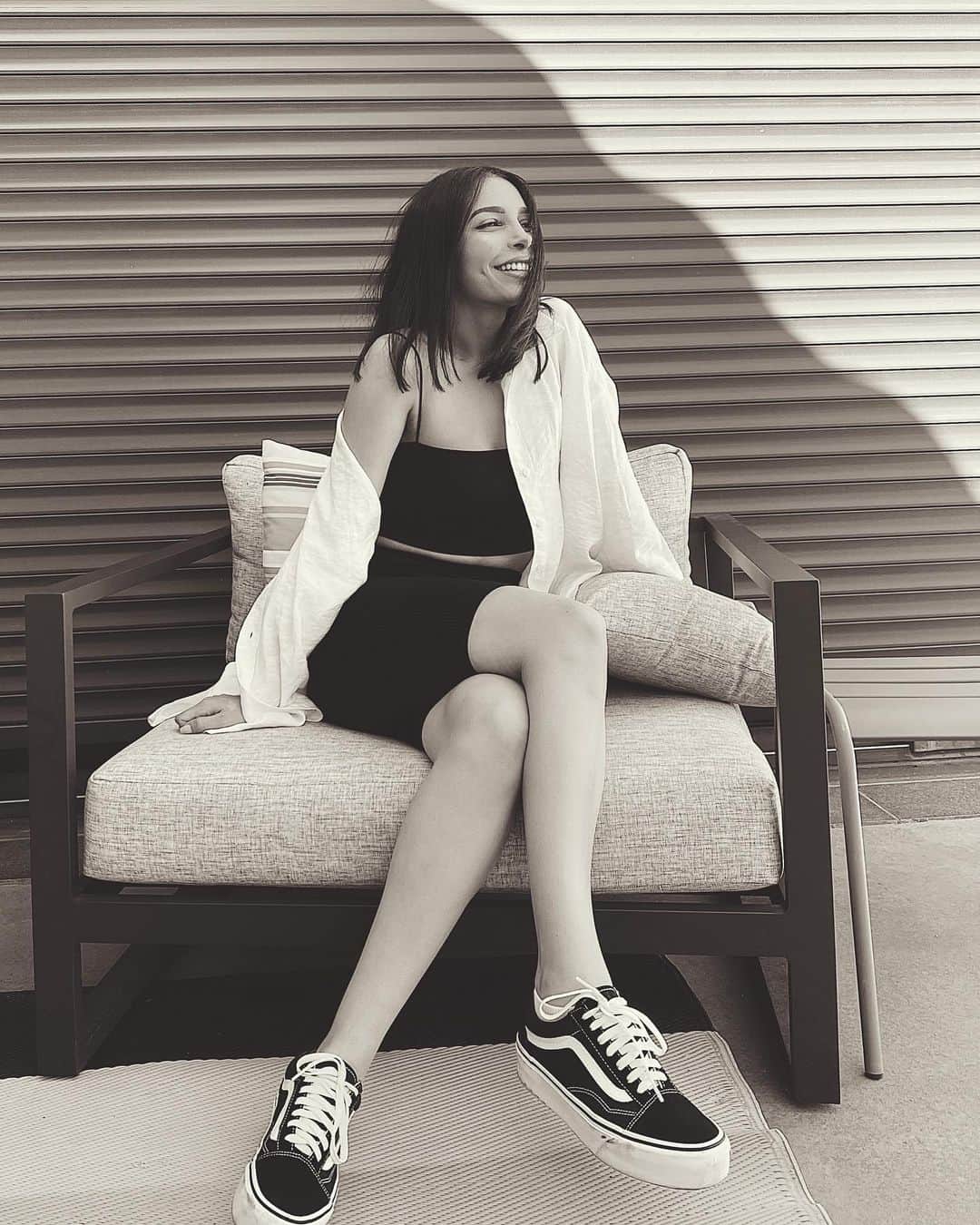 sananasのインスタグラム：「#ChallengeAccepted 👸🏻👸🏼👸🏿Je dis OUI aux femmes qui se soutiennent entre elles 👊🏻, je dis OUI aux femmes qui sont solidaires et qui se donnent de la force✊🏻! Je dis OUI aux femmes qui pointent les qualités des autres femmes et qui se donnent confiance ! Je dis OUI aux femmes qui s’épaulent et qui tendent la main lorsque l’autre trébuche. Ensemble nous pouvons atteindre des sommets, ensemble nous sommes puissantes, ensemble nous sommes UNE. J’ai créé ma chaîne YouTube il y a 8 ans dans un but bien précis : Aider a se sentir mieux, s’épauler, se conseiller, se donner du courage et se sentir encore plus belle. Ma chaîne YouTube m’a tellement fait grandir, m’a donnée confiance en moi jour après jour et m’a fait me sentir plus forte au quotidien. Tout ça grâce à ces échanges et cette solidarité. Vous croyez en moi, vous me faites confiance et tout cela me pousse à me surpasser jour après jour. Alors à toutes les femmes, avec ou sans vagin 😉, épaulez-vous et tirez-vous vers le haut bordel ! Nous encaissons chaque jour depuis la nuit des temps, nous avons tellement de poids sur les épaules ... Soutenons-nous, devenons plus powerful ENSEMBLE. “Une femme est inarrêtable dès lors où elle se rend compte qu’elle mérite le meilleur” nous méritons le meilleur donc si une femme autour de vous en doute, faites lui comprendre à quel point elle est précieuse et unique 💎  Merci à @eliseducret de m’avoir taguée ! Sache que je suis honorée car tu es une femme qui m’inspire énormément et qui déchire tout !!! Et je tag à mon tour TOUTES les femmes qui me suivent 💪🏻💚Postez a votre tour une photo en noir et blanc avec le hashtag #ChallengeAccepted ! #ForAllTheWomenOutThere #WomenArePowerful #WomenAreBeautiful #WomenEmpowerment #WomenSupportingWomen」