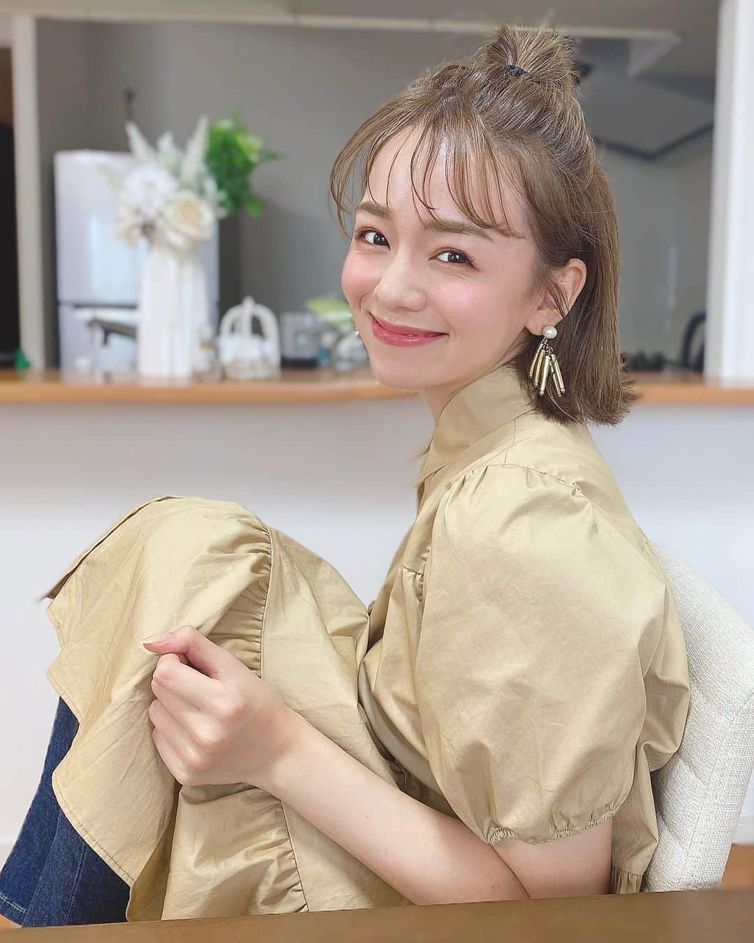 のインスタグラム：「今日は雑誌のarっぽい雰囲気にしたくて、メイクは生ツヤっぽく、髪と毛はちょつとウェッティにしてみた☺️🌸  トップスは　@zara なんだけど、多分めっちゃ人気の商品で今日だけで同じ服着てる人3人見ました、、笑　  ほんとは1枚でワンピとして着たくてMサイズ買ったんだけど、ちょっと1枚で着るには短くて下にデニム履きました🥺  メイクのポイントはリップ！ローズ系の色味なんだけど、透明感もあって暗すぎないので使いやすくてオシャレ💄  リップ　@narsissist アフターグローリップバーム DOLCE VITA  シャドウ　@rmkofficial  ザ ベーシック4アイズ 01 チーク　@hince_official トゥルーディメンショングロウチーク　01  を使って全体的にピンクメイクに😍  さて今から夜ご飯作ろう〜🍳  #ピンクメイク#イエベ春メイク#イエベメイク#ウェットヘア #濡れ前髪#前髪アレンジ#ツヤ感メイク#ツヤメイク#艶肌 #艶肌メイク」