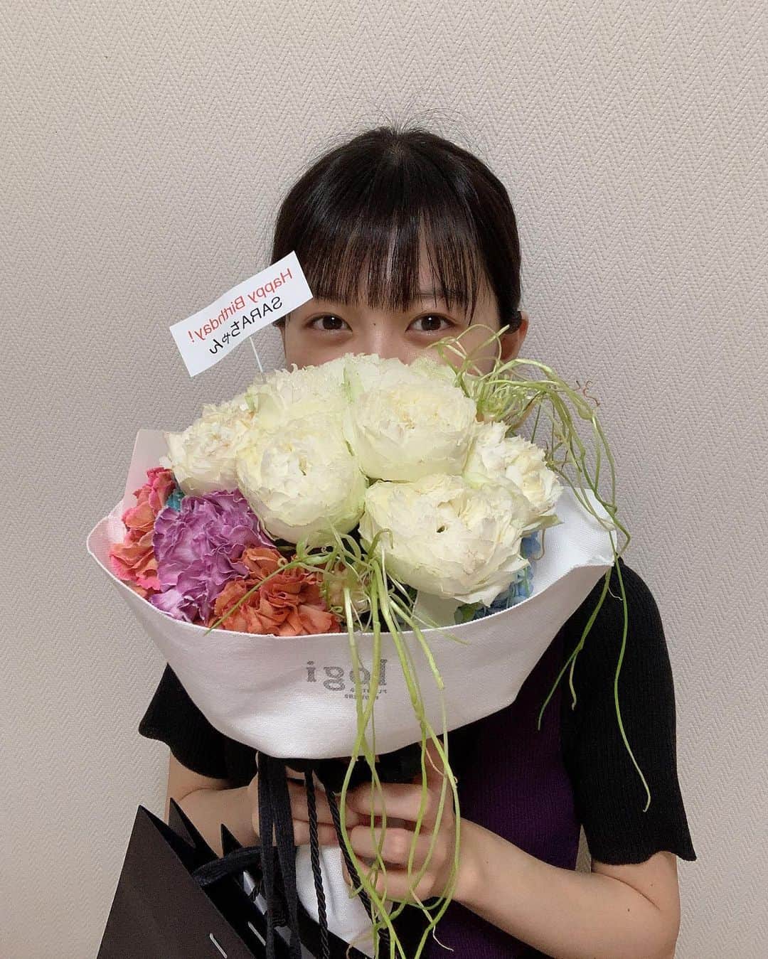 志田彩良のインスタグラム：「・ 昨日から新しい作品がクランクインしたのですが 集合場所に到着した瞬間、マネージャーさんたちが クラッカーとプレゼントでお祝いして下さいました🎉 そして、なんと、、初日にもかかわらず、 現場でもお祝いして頂いちゃいました🙇🏻‍♀️♡ 素敵な花束にプレゼントまで、、、 ありがとうございます。 花束には紐がついていて鞄みたいになるんです💐 素敵すぎる、、可愛い、、、。 今年もとっても幸せな誕生日になりました。 お祝いして下さった皆様、 改めて、ありがとうございました！」