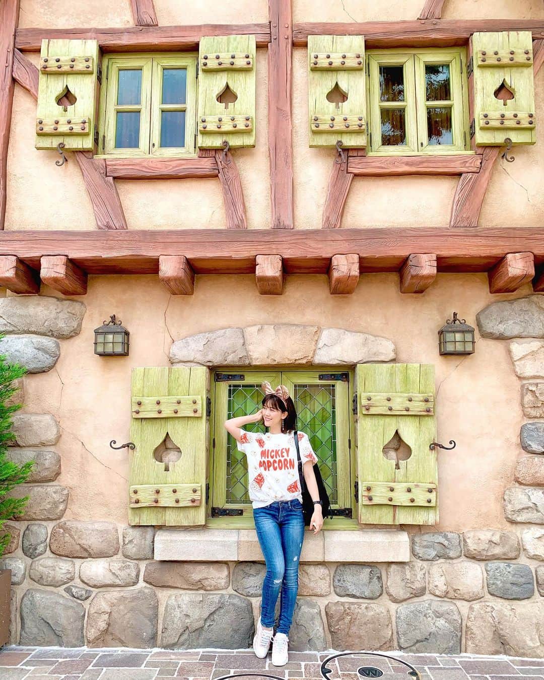 上坂由莉のインスタグラム：「﻿ ﻿ 本当ならば新エリアも4月にオープン﻿ されてたのになぁ〜🥺🎠﻿ ﻿ ﻿ チラッとだけ見れたよ❤️﻿ 美女と野獣🌹﻿ ベルのおうちも出来てて可愛かったです🏠📚﻿ ﻿ ﻿ #新エリア #美女と野獣 #ディズニーランド #TDL #TDR﻿」