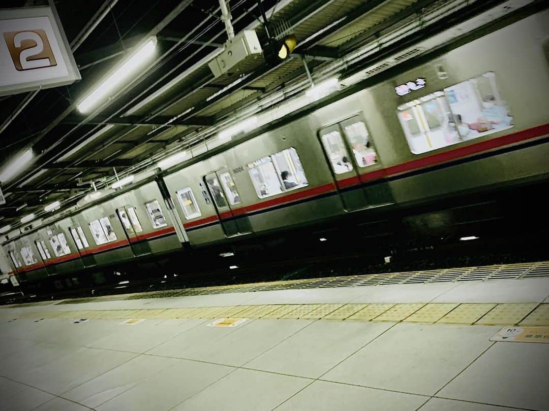 佐藤東弥のインスタグラム：「あっ！電車が行っちゃった！」