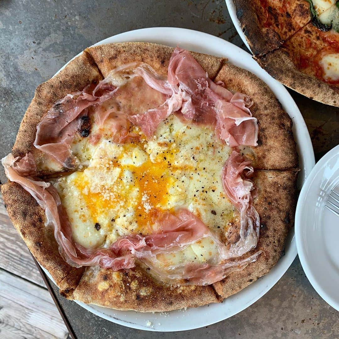 のインスタグラム：「【明治神宮前　ピッツェリアカンテラ】 絶品ビスマルク🍕 ㅤㅤㅤㅤㅤㅤㅤㅤㅤㅤㅤㅤㅤ 🏠#明治神宮前　#カンテラ 🚶‍♂️明治神宮前7番出口徒歩3分 原宿駅徒歩8分 📖マルゲリータ(¥1250) ビスマルク(¥1800) ㅤㅤㅤㅤㅤㅤㅤㅤㅤㅤㅤㅤㅤ 東京ランチで超オススメなカンテラ。 ㅤㅤㅤㅤㅤㅤㅤㅤㅤㅤㅤㅤㅤ ランチはサラダ・ドルチェ・紅茶orコーヒー付き (カフェラテは＋200円) ㅤㅤㅤㅤㅤㅤㅤㅤㅤㅤㅤㅤㅤ ビスマルクは生ハムに、半熟卵、モッツァレラとグラナパダーノ。 もうこれが圧倒的にうまい。 半熟卵が神がかってる。 ちょいと臭みのあるチーズなのも最高。 まじでうまい。 ㅤㅤㅤㅤㅤㅤㅤㅤㅤㅤㅤㅤㅤ マルゲリータは安定のマルゲリータだった。 酸味強いのとバジルの味が強く感じたかな。 タバスコみたいなオイルもらってかけたらうまかった。 ㅤㅤㅤㅤㅤㅤㅤㅤㅤㅤㅤㅤㅤ ランチのサラダがめっちゃうまい。 まじで美味しい料理を楽しんで欲しいって気持ちが伝わるサラダ。 ㅤㅤㅤㅤㅤㅤㅤㅤㅤㅤㅤㅤㅤ ドリンクのティーもフルーティで美味しかったし、食後のドルチェのほうじ茶プリンもめちゃくちゃうまい。 ㅤㅤㅤㅤㅤㅤㅤㅤㅤㅤㅤㅤㅤ ここほんっとに満足度高い。 ㅤㅤㅤㅤㅤㅤㅤㅤㅤㅤㅤㅤㅤ 店内がすごくオシャレ。 席数多くテラス席もあり。 お客さんの年齢は幅広く、高校生から大人まで。 男性客だけもいるけど女性9割って感じ。 店員さん優しい。 がやがやしててかなりいい雰囲気。 おしゃべりに向いてる。 ㅤㅤㅤㅤㅤㅤㅤㅤㅤㅤㅤㅤㅤ 12:30にはほぼ満席。 ㅤㅤㅤㅤㅤㅤㅤㅤㅤㅤㅤㅤㅤ 起承転結パーフェクトって感じ。 オススメ。  東京都渋谷区神宮前6-28-6 Q plaza HARAJUKU 9F  ㅤㅤㅤㅤㅤㅤㅤㅤㅤㅤㅤㅤㅤ  【LUNCH】 11:00〜15:00 (LO 14:00) 【BRANCH&DINNER】 月曜日～土曜日 15:00〜23:00 (LO 22:00) 日曜日・祝日 15:00〜22:00 (LO 21:00) 日曜営業」