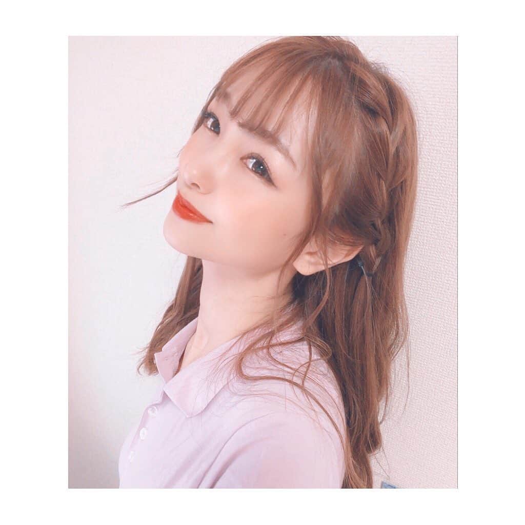 相田瑠菜のインスタグラム：「8月舞台の無期限延期のお知らせを受け★﻿ ファンの方から温かいお言葉が﻿ 届きました😭♥️﻿ ﻿ こんな時にあなたはファンの﻿ みんなに申し訳ないと思う人だ。﻿ でもね。﻿ 我々ファンは絶対こう思う筈だ。﻿ 何より悔しいのは、辛いのは藍菜さんだと。﻿ 私は表現者の方々が、﻿ その場を奪われる悲しさを想像するしか出来ない。﻿ でも振り上げた拳の下ろす場が﻿ 無いやるせなさはよく知ってる。﻿ ﻿ いいんだよ。﻿ 理不尽には怒っていい。﻿ 吐き出すものは吐き出した方がいい。﻿ 最後に前を向けば、﻿ 悔しさややるせなさは前に向かう原動力になる。﻿ 表現者の藍菜さんは全ての感情の大切さを知ってる筈だ。﻿ 今はあなた自身の心を大切にして欲しい。﻿ 切にそう思います。﻿ ﻿ 😭♥️お優しい💭💕✨﻿ こんな事想ってくれるファンの方が﻿ 気づいたら周りにいるなんて幸せ者です❤﻿ 次、ステージ立つ時が来たら﻿ 私は無敵になってるかもしれん🥺💓﻿ また会える日を楽しみに耐えます。。。﻿ これで6本目の被害だけどじっと我慢💭 いつも応援ありがとう(^ω^)﻿ ﻿ #舞台女優 #舞台女優好きさんと繋がりたい #舞台俳優好きさんと繋がりたい #藍菜 #女優 #すていほーむ #自粛生活 #actress #actor #stage #tokyo #japan #japanese #hairstyle #haircolor #hair #makeup #編み込みアレンジ #編み込み #編み込みヘア #ヘアセット #ヘアアレンジ #ヘアスタイル  #気持ち #想い #likeforlikes #like4likes #followｍe #followforfollowback #follow」