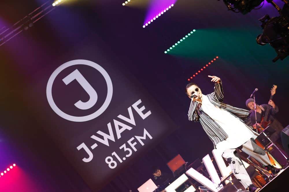 J-WAVEさんのインスタグラム写真 - (J-WAVEInstagram)「﻿ J-WAVEが2000年から毎年続けてきたライブイベント「J-WAVE LIVE」。﻿ ﻿ 2020年は、9時間にわたる特番『J-WAVE HOLIDAY SPECIAL Takanawa Gateway Fest presents J-WAVE LIVE2020 #～音楽を止めるな～』をオンエアする形で開催しました。﻿ ﻿ 出演したのは、ASIAN KUNG-FU GENERATION、KREVA、SIRUP、SKY-HI、スガ シカオ、東京スカパラダイスオーケストラ、秦 基博、ハナレグミ（※五十音順）の8組。﻿ ﻿ ここでは、KREVAさんのライブ写真を紹介します！﻿ （撮影＝三吉ツカサ）﻿ ﻿ ■セットリスト﻿ M1. パーティはIZUKO? ～2019 Ver.〜﻿ M2. 人生﻿ M3. 基準 ～2019 Ver.〜﻿ M4. ストロングスタイル ～2019 Ver.〜﻿ M5. One feat.SONOMI﻿ M6. 瞬間speecheless﻿ M7. 素敵な時を重ねましょう feat.SONOMI﻿ M8. ひとりじゃないのよ feat.SONOMI﻿ M9. 音色～2019 Ver.～﻿ ﻿ ◆映像配信情報﻿ タイトル：J-WAVE LIVE 2020 ～#音楽を止めるな～﻿ 配信日程：2020年8月13日（木）20:00～﻿ ﻿ ※この日はJ-WAVEの周波数「81.3FM」にかけた「J-WAVEの日」です。﻿ ※放送後にアーカイブ配信も行います。※2020年8月20日（木）23:59まで﻿ ﻿ 配信プラットホーム：LIVE LOVERS https://livelovers.jp/（Streaming Plus） ﻿ ﻿ 〇視聴料金﻿ ・視聴券（7月25日～8月20日18時）￥3,500（税込）﻿ ・グッズ付視聴券（7月25日～7月31日）￥4,500（税込・送料別）＊グッズは8月上旬にお届け予定﻿ ・グッズ付視聴券（8月1日～8月20日）￥4,500（税込・送料別）＊グッズは9月上旬にお届け予定 ﻿ ﻿ 視聴券販売サイト：http://eplus.jp/j-wavelive2020/﻿ ﻿ #jwave #jwavelive #音楽を止めるな #KREVA #ライブ #映像配信 #ラジオ #radio #ライブイベント」7月29日 19時44分 - jwave813