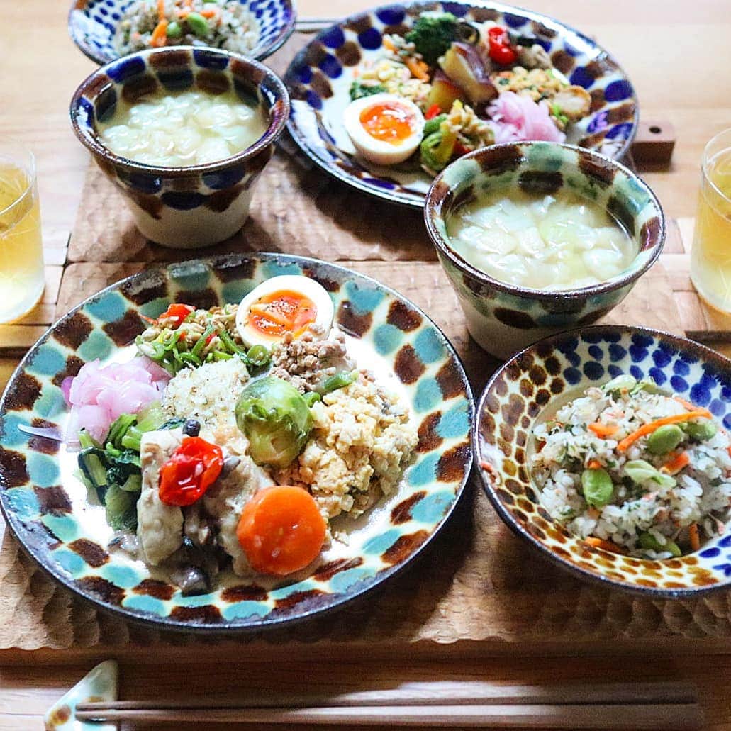 yukirichi119のインスタグラム：「2020/07/29(水) #2020ゆきりちおうちごはん ＊ おこんばんはー☽･:* 先日、無事に納骨を終えて忌明けとなりました。 色んな気持ちもおさめてきました。 通常生活に戻っております。 ＊ おなじみ FIT FOOD HOME ( #フィットフードホーム ) @fitfood_home さんの ｢ダイエットミール｣で晩ごはん😋ｳﾏｰ💕 カリフラワーとキャベツと油揚げのスープと共に。 作り置きの味玉・無限ピーマン＆パプリカ・ アーリーレッドのピクルスを添えて。 ＊ めっきり頼りっきり(笑) 冷凍庫には必ず常備。 低カロリーで低糖質の手作り無添加の冷食だよ😘 ＊ ちゃんと食べて、 緩やかに体重を落としながら 太りにくいカラダ作りをお手伝いしてくれる👍 神!!! これ1食で必要な栄養素を バランスよく摂取できる完全食👏 ＊ 招待コード👉 yukirichi 会員登録時に入れると 10%オフクーポンプレゼントだよ🤩 @fitfood_home さんへ❗ ------------------------------------------------ 2冊目の著書📕お陰様で重版💕 メリハリ糖質オフ 週明け｢満足サラダ｣と週後半の｢しっかりお肉｣(KADOKAWA) プロフ( @yukirichi119 )からAmazonに飛べます📖 --------------------------------------------------- #fitfoodhome #tavenal #ゆきりち #おひとり様 #おうちごはん #おうちカフェ #作り置き #diet #無添加 #簡単ごはん #ダイエットミール #食べて痩せる #糖質オフ # #Japanesefood #サプリごはん #pr #糖質制限 #ダイエット #手抜きご飯 #町田智彦 さん #やちむん #工房マチヒコ #おかず #冷食 #冷凍食品 #KADOKAWA #新刊」