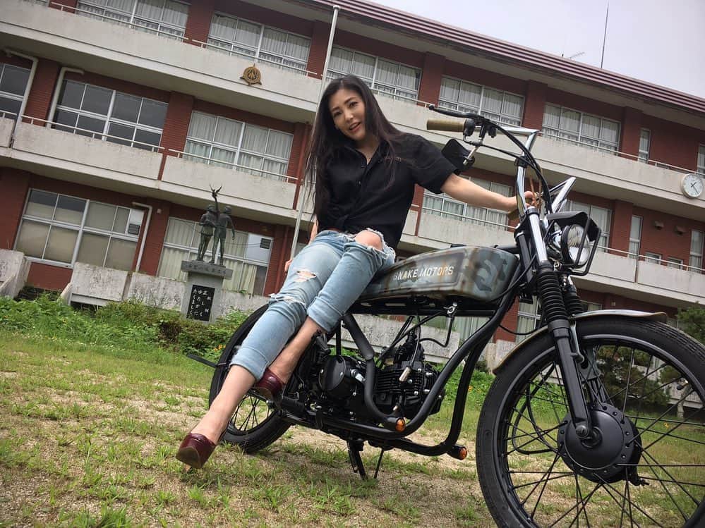 福山理子さんのインスタグラム写真 - (福山理子Instagram)「校舎とバイクのシチュエーションって、萌えない？  #校舎とバイク #snakemotors  #世田谷ベース #バイク女子 #motercycle」7月29日 19時46分 - rikofukuyama