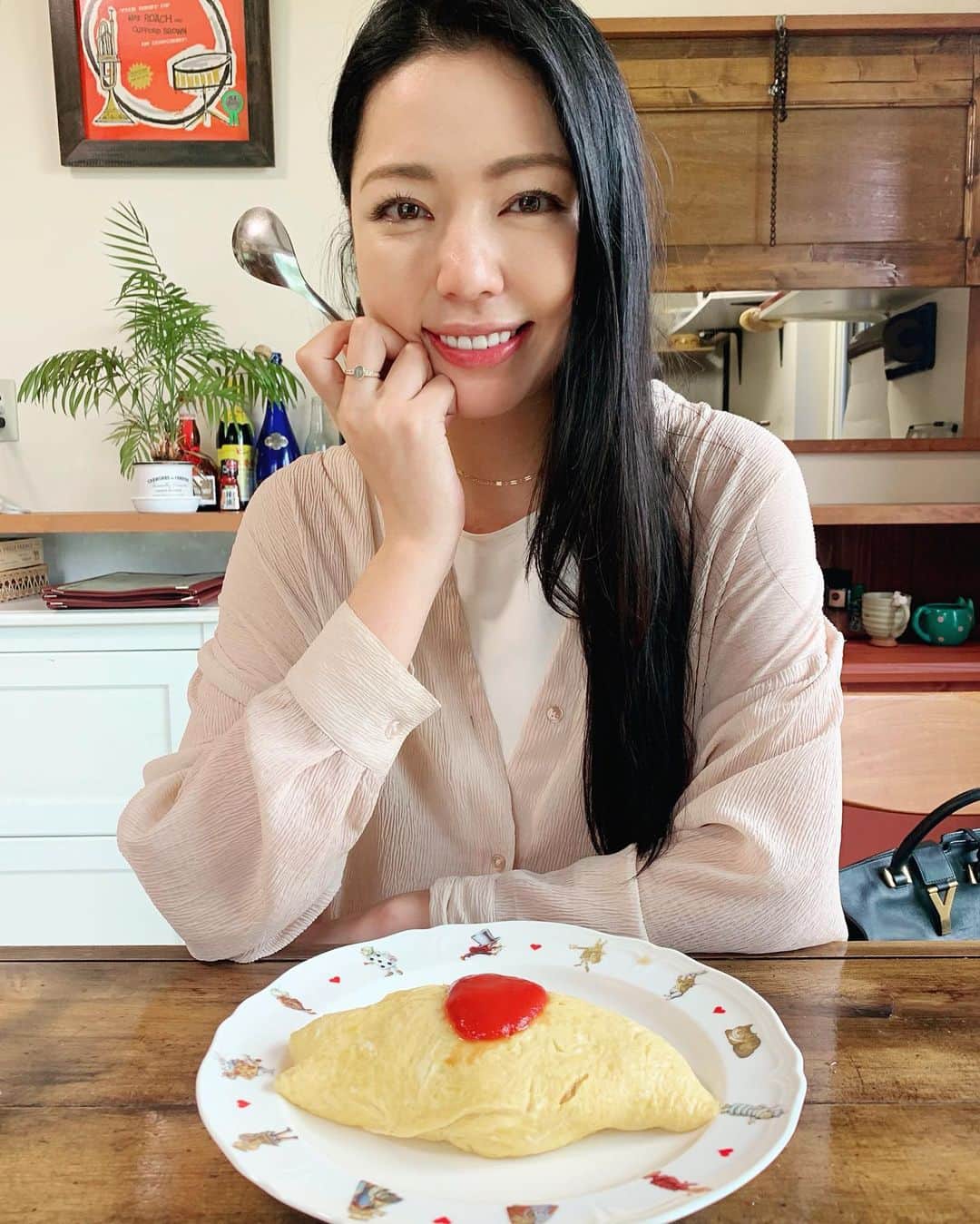 永野桃子　のインスタグラム：「こんばんは💖😆  少し久しぶりの投稿になってしまいました！🥺 月末までもう一息だっ🌈  この間、久しぶりに外食行ってきまして✨ 昔っから大好きなごはんの一つ、オムライスを💖  感動のふわふわ卵と丁寧に作られたケチャップライスが絶妙に美味しかった🥚🥺 デミグラスソースも好きだけど、やっぱり最後はケチャップ派。。 みんなはどっち派ですか？😋✨  あっ✨近々またお知らせが出来そうです❣️  ではでは。。✨ #本日もお疲れ様でした　💖  #オムライス #食いしん坊女子」