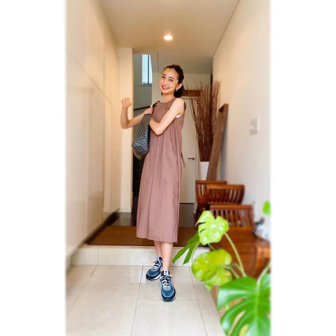 近藤夏子さんのインスタグラム写真 - (近藤夏子Instagram)「. . よっこらせっと聞こえてきそうなポーズ🐾 この前のワンピースの日です🌻  ワンピースしか着てないわけではないのですが笑 夏はワンピースが好きです❤︎ さらっと涼しくて楽チン✨  そして会社へは大きいバッグが便利。 バンバン物を出し入れできます  あと、久しぶりにヘアはオールアップにしました〜！ . . #ワンピースしか着てない #わけではない #今日はパンツスタイル #ヘアはお昼寝したら寝癖がすごかったので #オールアップ #楽チン #バッグ大きくてすぐにPASMOが出てこない #私服 #通勤服  #今日は #スイモクチャンネル です😽  #TBSアナウンサー #近藤夏子  #かこの私服だよ」7月29日 19時48分 - kondokako0804