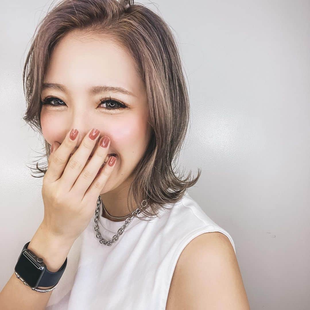 DJ CHI☆MEROのインスタグラム：「🆕💇‍♀️ 前回好評だったミルクティーグレージュを再オーダーしました☕️ 【 @kyogokupro_shun 】ありがとう⭕️ . プリンがなければBPシャンプーで色落ちも楽しめる仕様になっております。 そしてミルクティー牛乳多めです🐮」