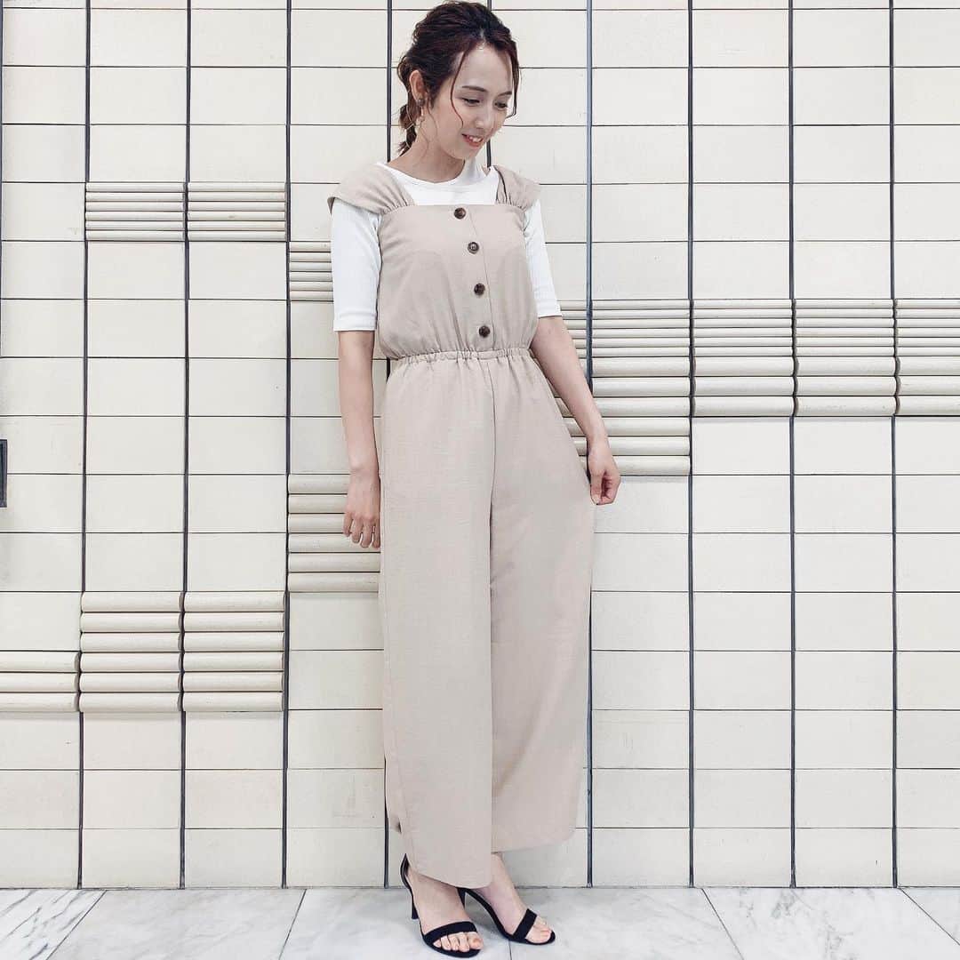 若林翔子のインスタグラム：「.﻿ .﻿ 今日のブレイクー😚  ﻿ この写真撮ってるとスタッフさんがよく通りかかるので、そのたびに恥ずかしくなっちゃいます😅(2枚目)﻿ ﻿ ﻿ #ちょっとブレイクタイム　#ミヤギテレビ﻿ #衣装　#可愛い　#撮影中あるある　 #目が合った瞬間の気まづさ」
