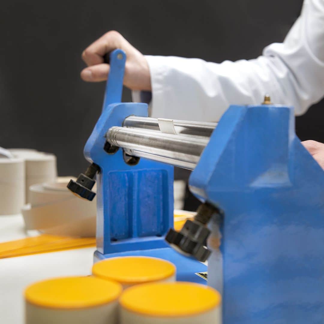のインスタグラム：「This love for products created with patience, care and attention conveys an authentic, century-old tradition.⁣ Come and discover the know-how behind Acqua di Parma - link in bio⁣ #craftsmanship⁣ .⁣ .⁣ #acquadiparma #handmade #madeinitaly #italy #handcrafted #yellow #hatbox #colonia #tradition」