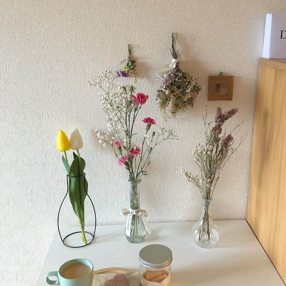 MERYさんのインスタグラム写真 - (MERYInstagram)「.⁣ お花は壁に飾っても、花瓶に挿してもお洒落♡⁣ .⁣ 部屋にお花があるだけで、グッと明るい印象になりますよね。流行りのお花の定期便などで #花のある暮らし を楽しんでいる方も多いのではないでしょうか。お花は壁からぶらさげて飾るのも、お洒落なデザインの花瓶に入れて飾るのもオススメですよ。ぜひ、とっておきの方法を見つけてみて。⁣ .⁣ MERYでは他にも「かわいい」に近づくさまざまな情報を発信しています。⁣ @mery.beauty コスメ・美容に特化した情報をお届け♡⁣ @mery_spot 話題のカフェやお出かけスポットをご紹介！⁣ こちらもぜひチェックしてみてください！⁣ .⁣ .⁣ photo by @noofuton_nolife⁣ .⁣ #MERY #regram #flower #dryflower #お花 #花好きな人と繋がりたい #花が好き #花のある生活 #フラワー #ドライフラワー #ドライフラワーのある暮らし #インテリア #一人暮らし #ひとり暮らし #一人暮らしインテリア #一人暮らし女子 #フラワーベース #花瓶 #花瓶活け #韓国インテリア #韓国インテリア雑貨 #韓国インテリア風 #マイルーム #マイルームインテリア #部屋紹介 #お洒落 #お洒落さんと繋がりたい #MERY女子 #メリー」7月29日 20時00分 - mery.jp