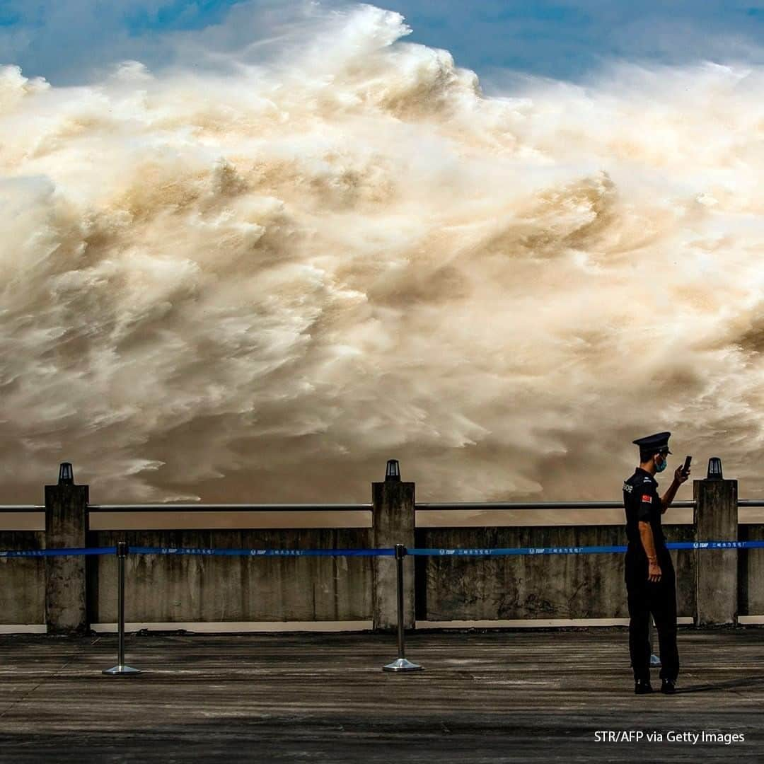 ABC Newsさんのインスタグラム写真 - (ABC NewsInstagram)「Water is released from the Three Gorges Dam, a gigantic hydropower project on the Yangtze river, to relieve flood pressure in Yichang, central China's Hubei province. #china #flood #threegorgesdam」7月29日 20時00分 - abcnews