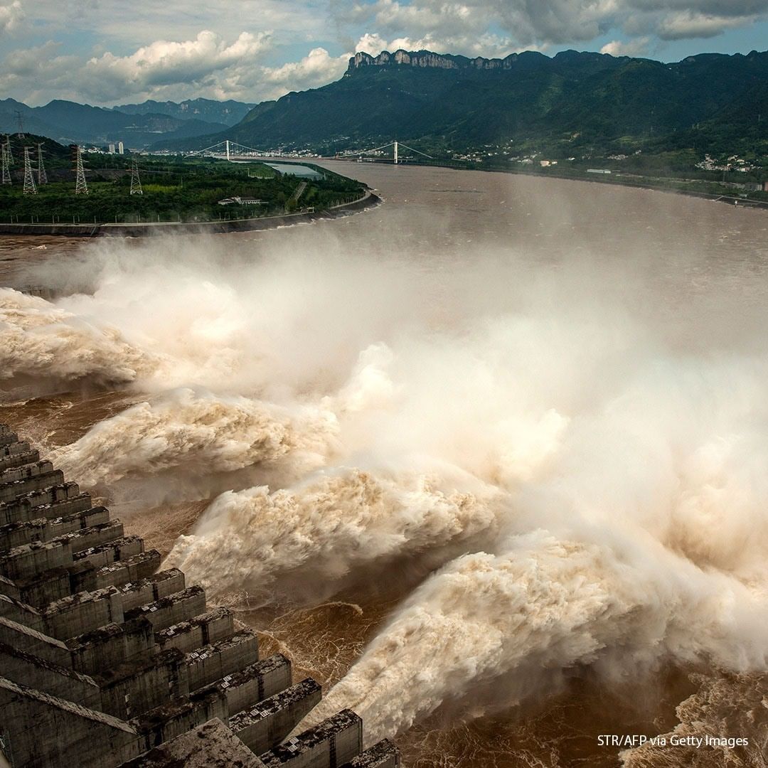 ABC Newsさんのインスタグラム写真 - (ABC NewsInstagram)「Water is released from the Three Gorges Dam, a gigantic hydropower project on the Yangtze river, to relieve flood pressure in Yichang, central China's Hubei province. #china #flood #threegorgesdam」7月29日 20時00分 - abcnews