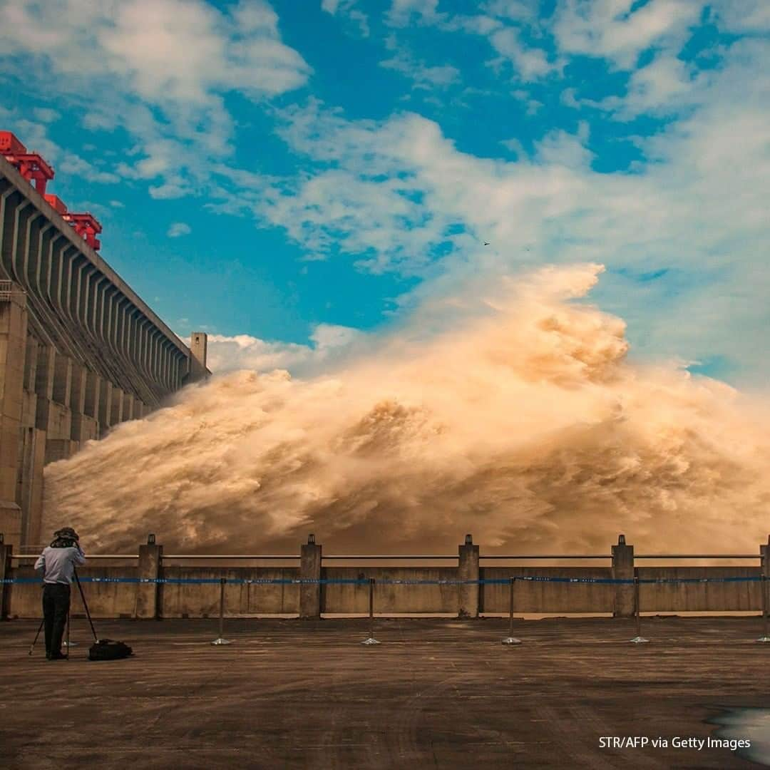 ABC Newsさんのインスタグラム写真 - (ABC NewsInstagram)「Water is released from the Three Gorges Dam, a gigantic hydropower project on the Yangtze river, to relieve flood pressure in Yichang, central China's Hubei province. #china #flood #threegorgesdam」7月29日 20時00分 - abcnews