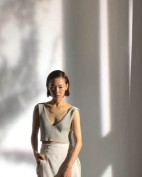ハン・イェリのインスタグラム：「에스콰이어 8월호 화보 현장 비하인드. #선물 #🖤 #🤍」