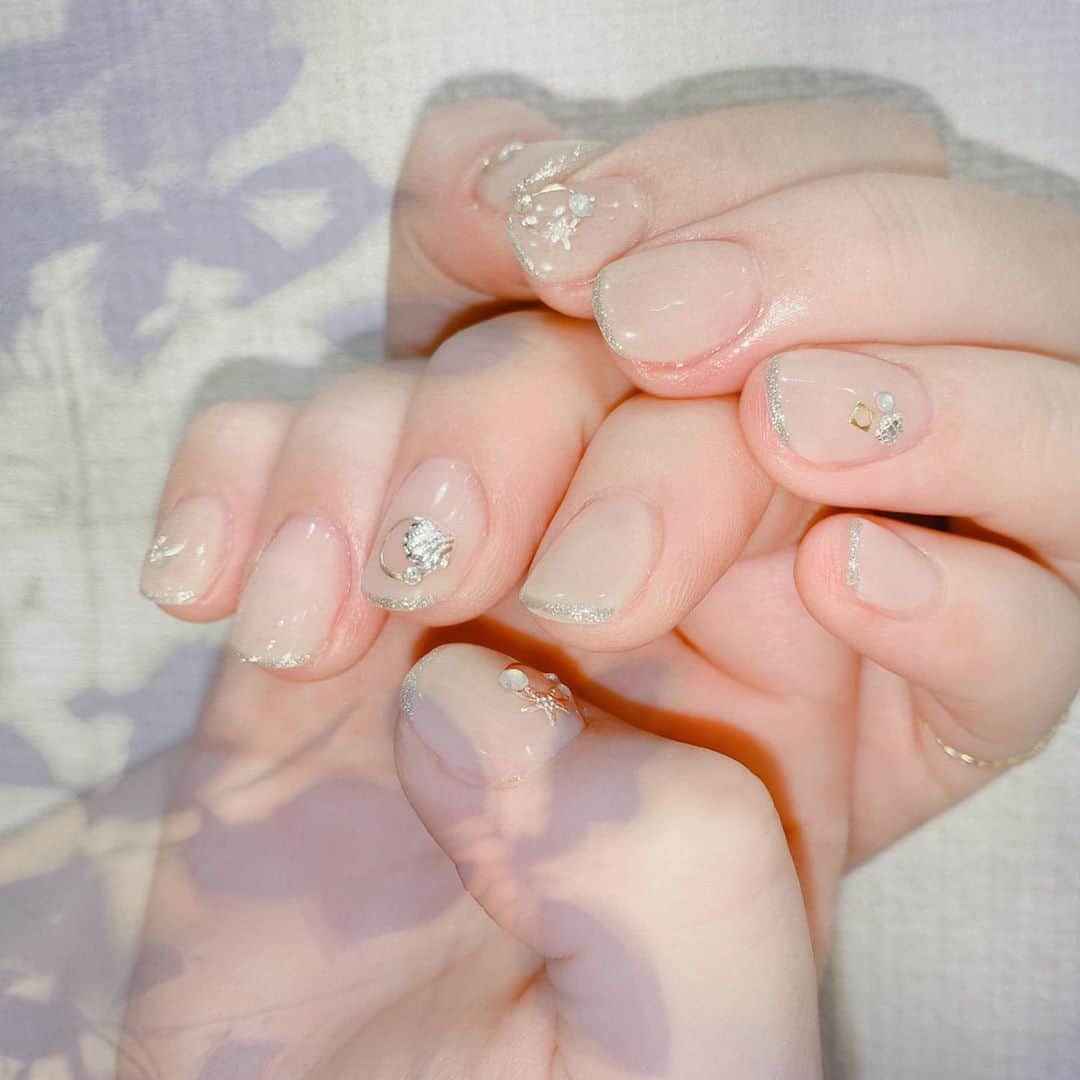 なかやまちえこのインスタグラム：「大人シンプルなサマーネイル🏝⠀ PREGEL MUSE レディクールベージュ、プラチナシャンパン⠀ #nail #nails #nailart #ネイル #美甲 #ネイルアート  #japanesenailart #manucure #japanesenails #manicurist #gelnails #أظافر #네일아트 #미용 #vẽmóng #ngườiđẹp  #เพ้นท์เล็บ #искусствоногтя #artedeuñas #เพ้นท์เล็บเจล #ジェルネイルデザイン #ネイルデザイン #senikuku #nagelkunst #サマーネイル #summernails #夏ネイル #シンプルネイル #simplenails #ベージュネイル⠀ 施術は @aby_sharenail にて。」