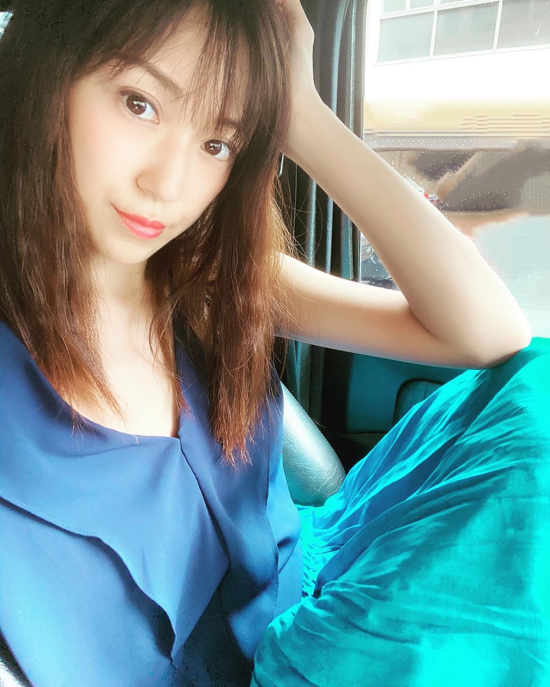 近藤しづかさんのインスタグラム写真 - (近藤しづかInstagram)「貧乏パーマって知ってる？ 何本も三つ編みをして、少し時間が経ったらほどいたら 一日限りのパーマヘアスタイル☆ . . 小さい頃、貧乏パーマが大好きで よく寝る前、 母に三つ編みを何本も結ってもらい次の日はワンチャンみたいなふわっふわヘアで保育園へ。卒園式、入学式、いつもこのヘア☁️ どんなに遅刻ギリギリの日も 髪を結ってもらうまでドレッサーを離れなかったなぁ、、、大変💦 . . 久しぶりに、顔まわりだけやってみたら思い出しちゃった。今日は三つ編みして寝ようかしら😴 . . . #貧乏パーマ　#パーマ #ヘアスタイル　#ヘアアレンジ  #ブルー　#ブルーコーデ  #ターコイズ　#ターコイズブルー #ブルースカート #ヘアスタイル  一時的に　#ドレッドヘア  #bluefashion #blue #emerald  #心は昔のまま」7月29日 20時06分 - shizuka_kondo