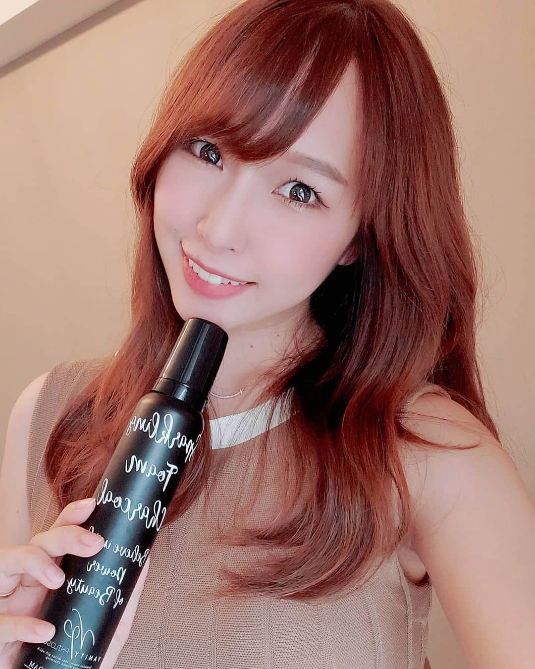 佐藤夏希のインスタグラム：「🍀ヴァニティーフィロソフィー🍀  スパークリングフォームチャコール すごく使い心地が良くてお気に入り♡  お肌に乗せたときの ほんのりスーッとする感じがすごく好きなんです♡旦那さんも気に入ってて一緒に使っているよ😂♡ 炭酸と炭の力で吸着して汚れを浮き出してくれるので毛穴ケアにも◎♡ ガゴメエキスが入っているおかげで洗い上がりがもっちりだよ💓  @vanityphilosophy の公式アカウントもぜひチェックしてみてね♡  #ヴァニティーフィロソフィー #スキンケア#カゴメエキス #vp#pr#男の子ママ#babyboy#二人目妊娠中#マタニティ# マタニティライフ#妊娠中期 #妊娠記録#洗顔」