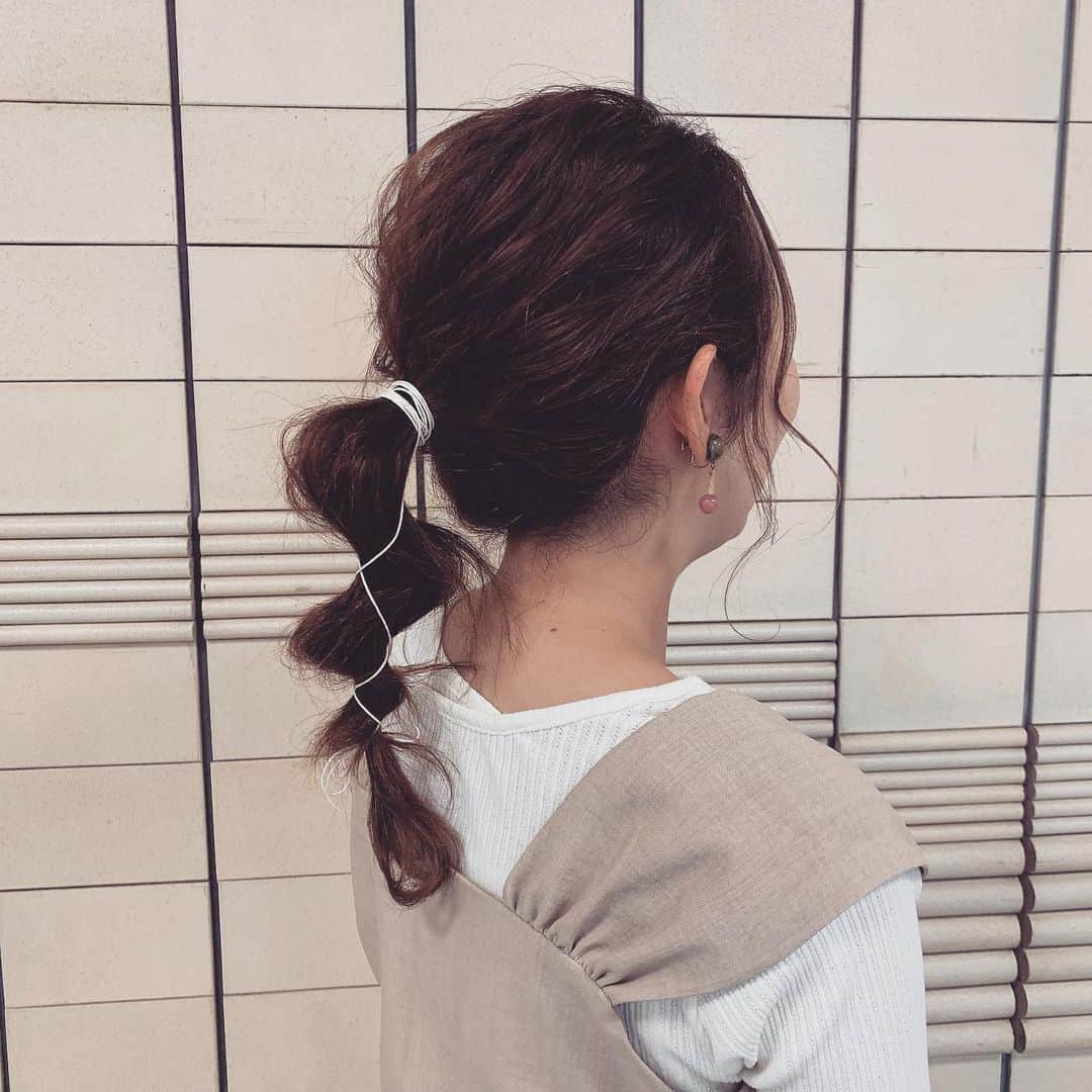 若林翔子さんのインスタグラム写真 - (若林翔子Instagram)「.﻿ .﻿ 本日のりほちゃん作ヘアはこれ！﻿ この紐を使った今っぽいくねくね感！！﻿ たまらないっすーーー﻿ これね、ずっといいなーと思ってて♡﻿ でも自分ではなかなかできないので、﻿ 今日はもー感激🥰﻿ ﻿ #名前がわからないけどとにかくイケてるヘア！﻿ #私のくせっ毛を毎回綺麗にしてくれます😉﻿ #りほちゃん作ヘア﻿ #ちょっとブレイクタイム　#ミヤギテレビ」7月29日 20時10分 - shokowakabayashi1685