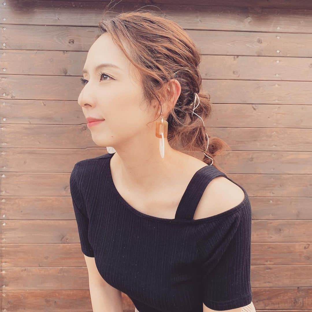 若林翔子のインスタグラム：「.﻿ .﻿ 本日のりほちゃん作ヘアはこれ！﻿ この紐を使った今っぽいくねくね感！！﻿ たまらないっすーーー﻿ これね、ずっといいなーと思ってて♡﻿ でも自分ではなかなかできないので、﻿ 今日はもー感激🥰﻿ ﻿ #名前がわからないけどとにかくイケてるヘア！﻿ #私のくせっ毛を毎回綺麗にしてくれます😉﻿ #りほちゃん作ヘア﻿ #ちょっとブレイクタイム　#ミヤギテレビ」