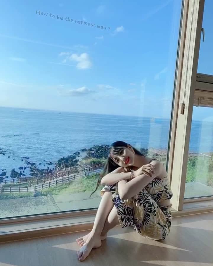 ユジョン のインスタグラム：「How to be the happiest man? “동영상이야???!” “웅!!!💙🤍”  이거지」