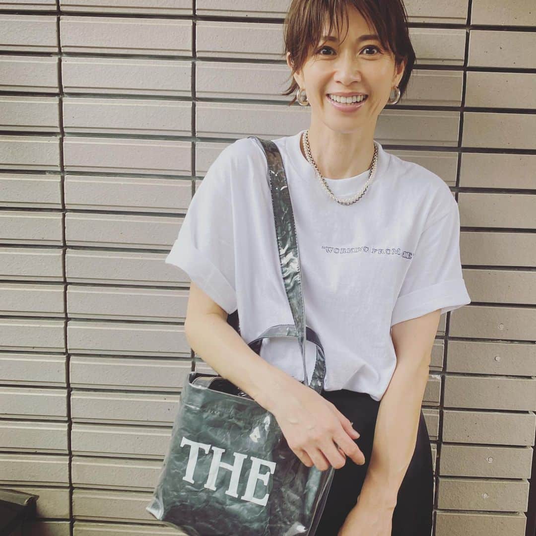 畑野ひろ子のインスタグラム：「やっぱり落ち着くモノクロCD❤️  @third_magazine のロゴTシャツに、最近回転率高い　@wakanozawa × @bayflow_inc の黒サテンスカート。 @the_weekend_hotel の、PVCバッグは、最高に使いやすく、茶色からの黒とカーキもGET👍👍❤️ #ootd」
