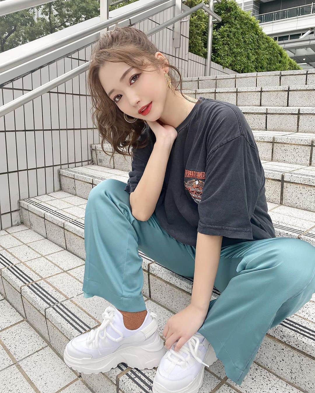 のインスタグラム：「. この前のコーデ🕺🏾 古着のTシャツにカラーサテンパンツ ポニーテールにダッドスニーカー👟 . ホワイトのダッドスニーカーずっと探してて 色んなの見たけどなかなかしっくりこず🤔 やっと見つけた🤩👏🏻🌼 かわいいいぃ🥺💗 こう見えてめちゃくちゃ軽いし 歩きやすいし、なにより、 すごいスタイルアップする🤭🧡 ブラックも欲しくなった。笑 @cheme.official  のスニーカーやお🦄🤍 . カジュアルめなワンピースとかに このスニーカーあわせてもいいなぁと💕 やっともうすぐ梅雨明けそうやし いっぱい履けそうな予感💃🏼👠✨ . #コーデ #スニーカーコーデ #ダッドスニーカー  #カジュアルコーデ #ポニーテール #カジュアル #code #coordinate #dadsneakers #casualstyle」