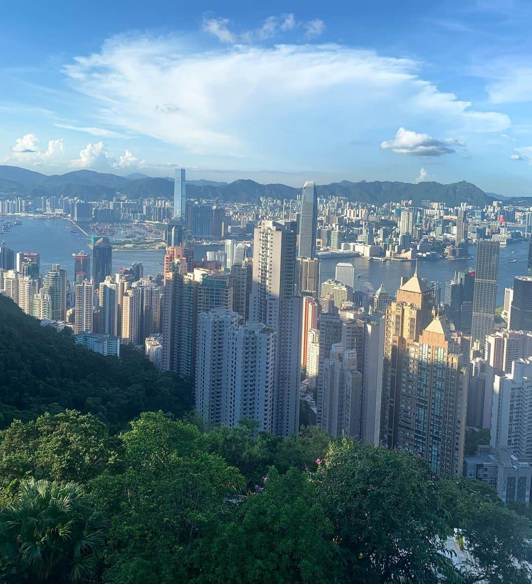 小笠原エリイさんのインスタグラム写真 - (小笠原エリイInstagram)「I enjoyed the scenery of Hong Kong and the fresh air 🏙 ・ ・ #victoriapeak #sky #view #model #asian #victoriapeakhongkong #hongkongmodel #evening #hongkongview #cityview #fresh #happy #asianmodel #enjoylife #modellife #japanesemodel #小笠原エリイ #香港 #ビクトリアピーク #香港モデル #自然 #景色 #変化を楽しむ #ご縁を大切に #写真スポット」7月29日 20時16分 - ogasawaraerii__
